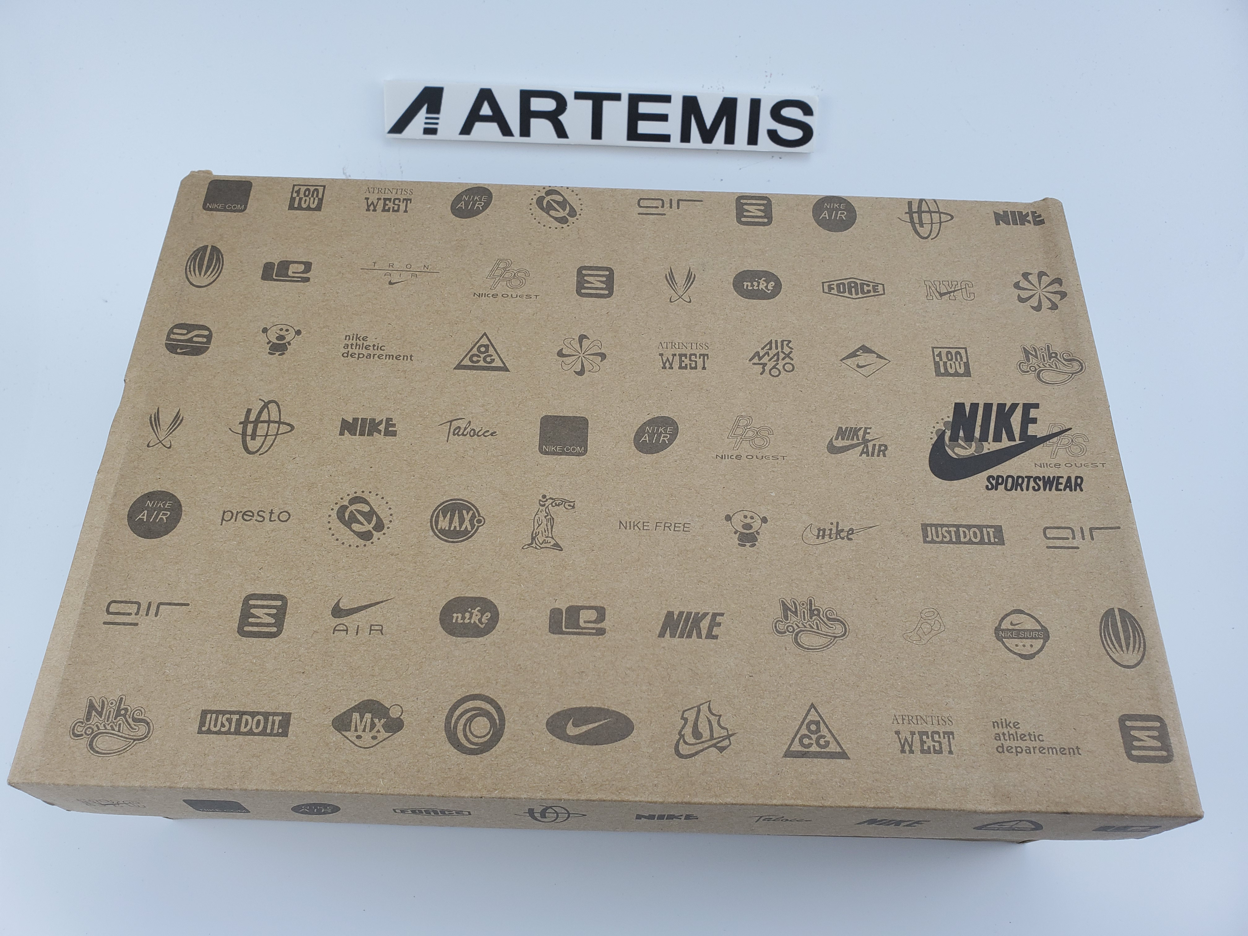 Nike Air Foamposite One “Black/Gold-Red”