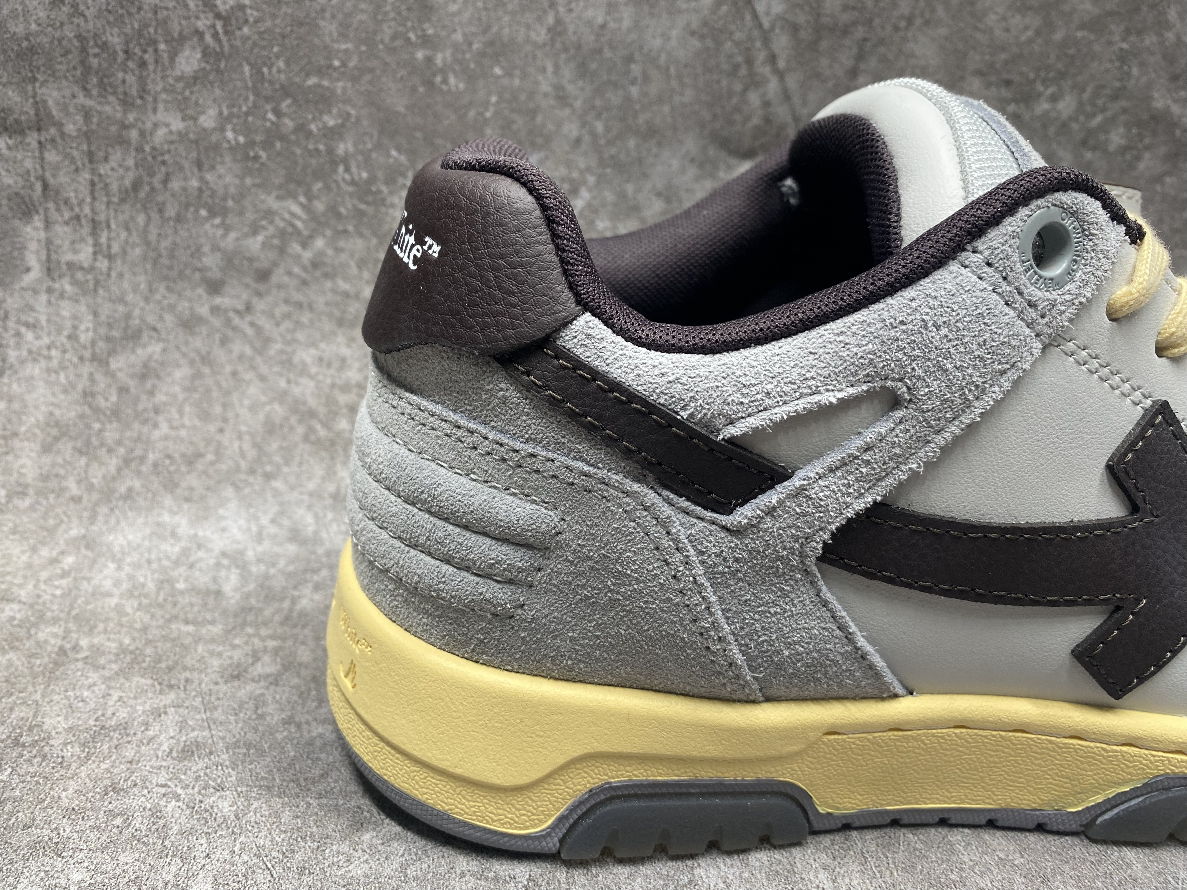 UA OFF-WHITE OUT OF OFFICE LOW