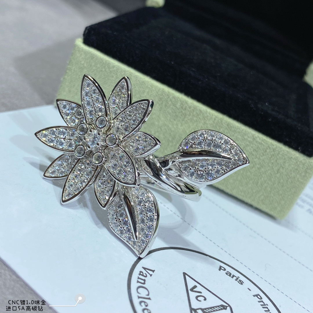 V*N CL*F & arpels lotus ring