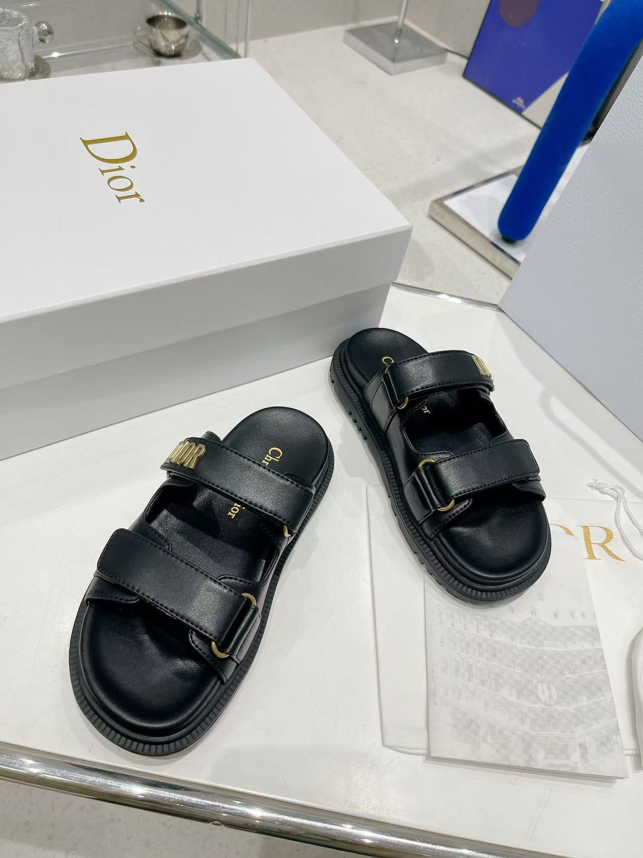 ua D*or D*oract sandal