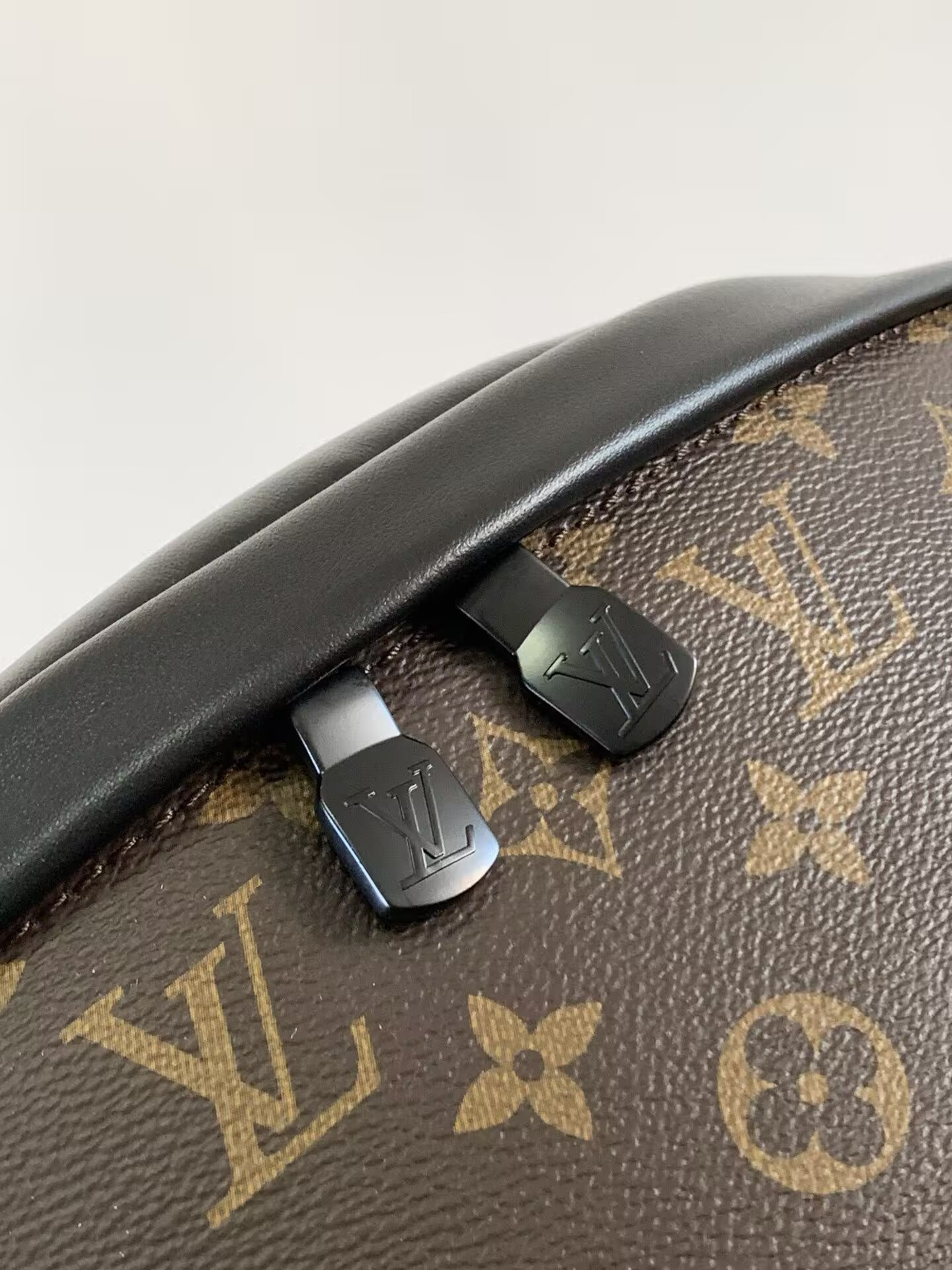 LV DISCOVERY BUMBAG M44336 Without Box 47x20x9cm