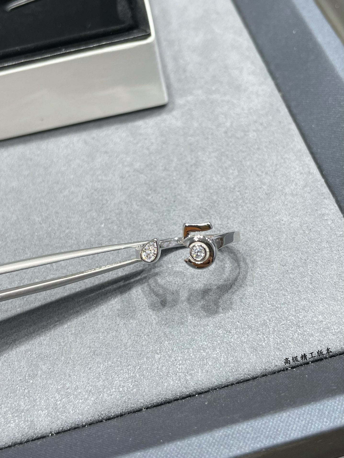 Ch*el 5-word opening ring