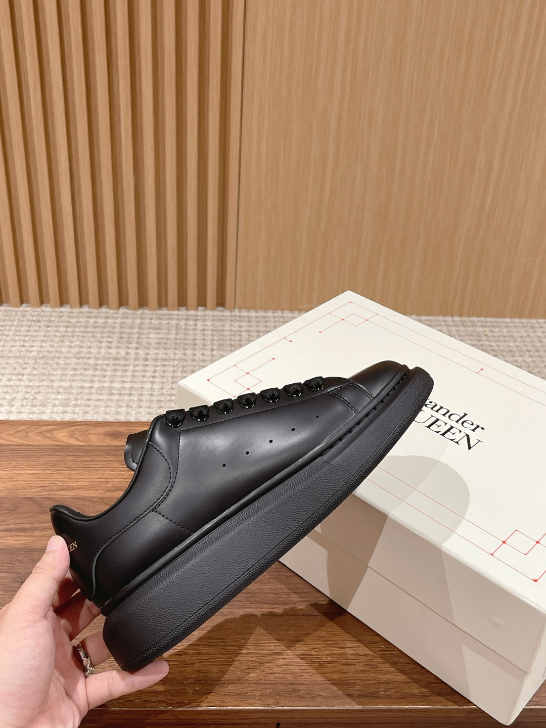 ua ale*d*r M*Q*en oversized