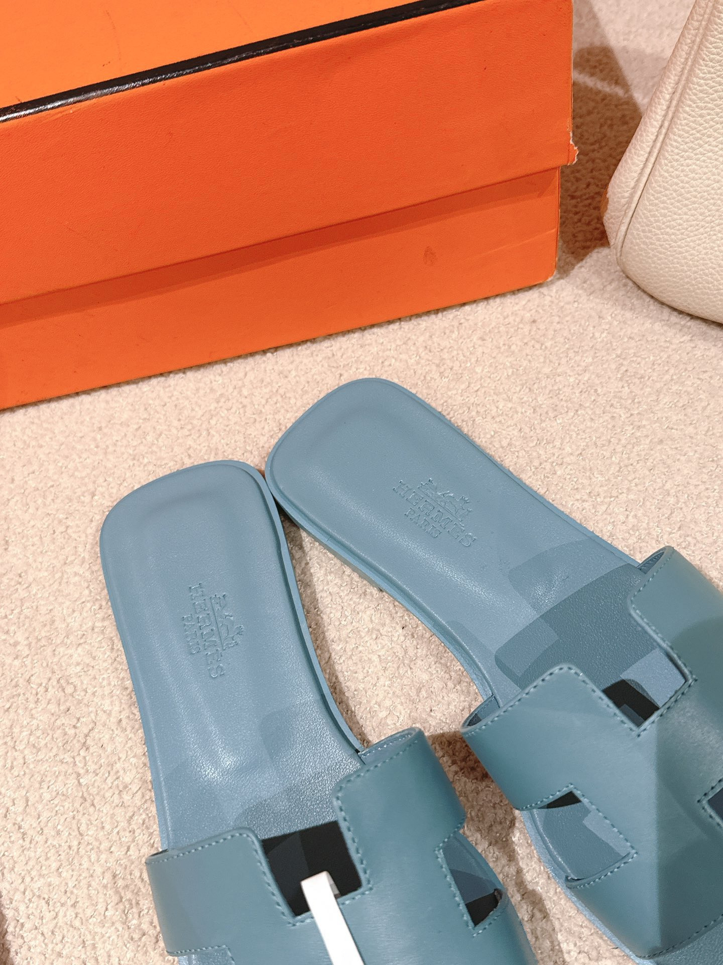 UA Hermès Oran sandal