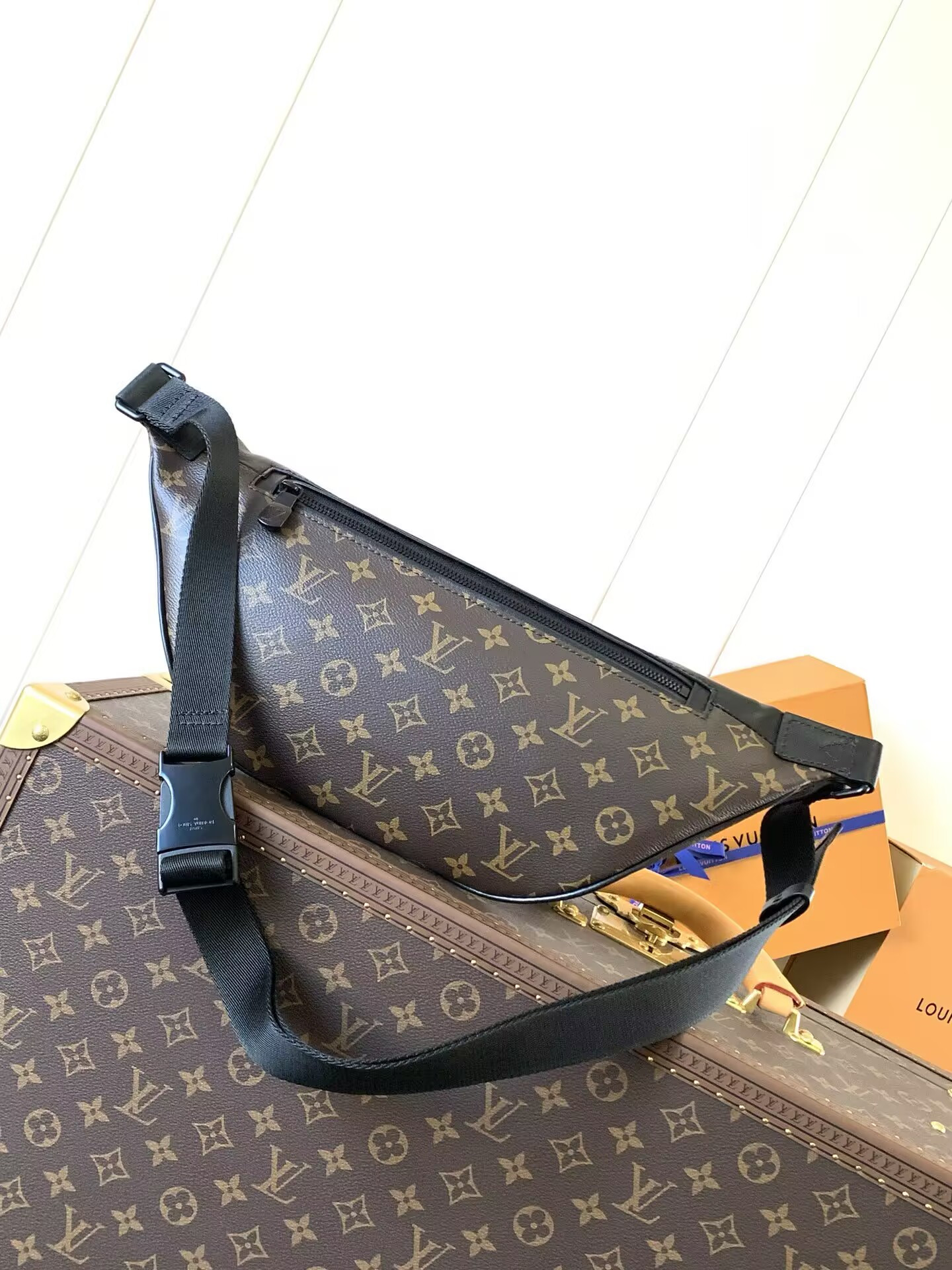 LV DISCOVERY BUMBAG M44336 Without Box 47x20x9cm