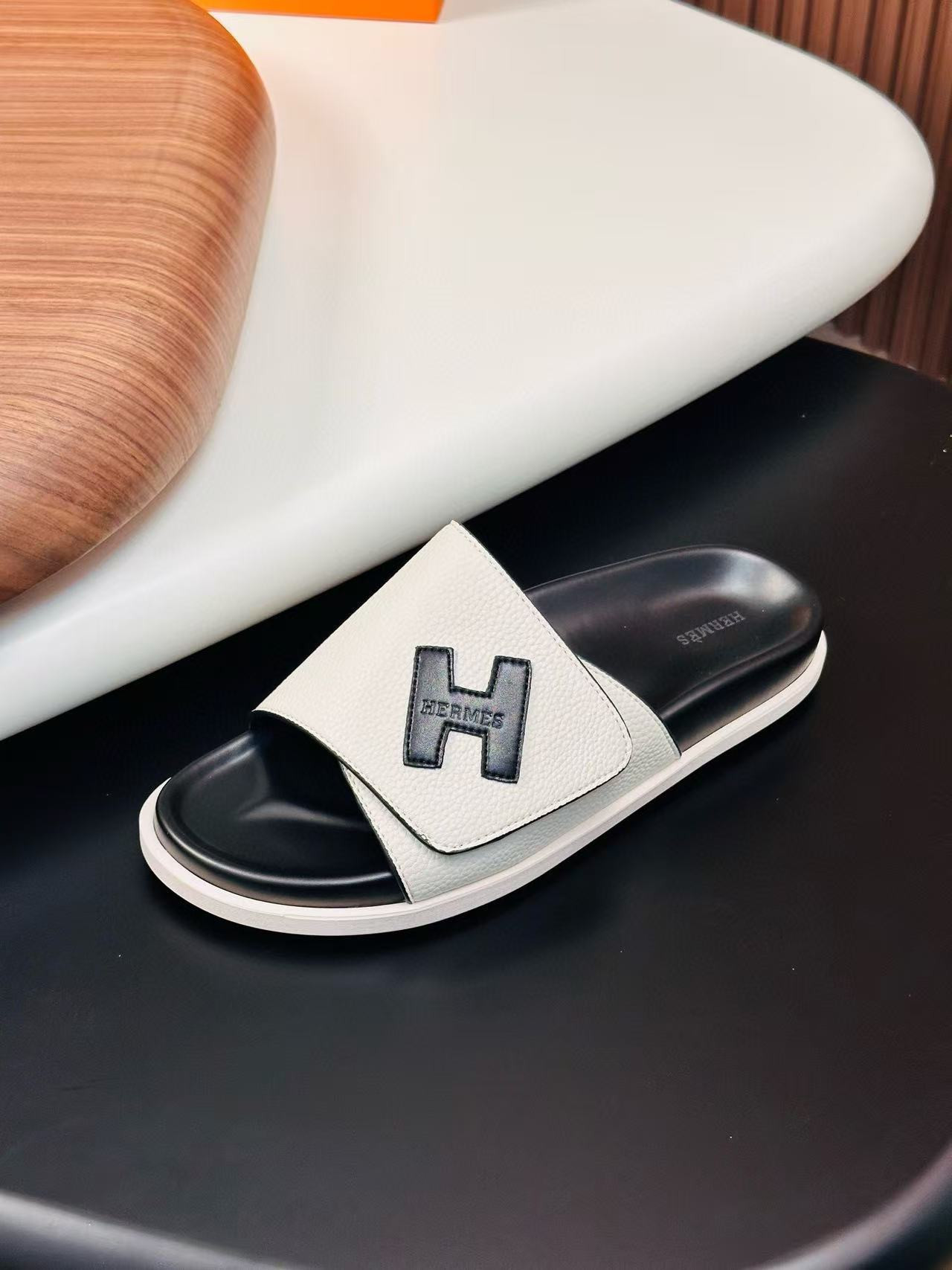 UA Hermès Sandals