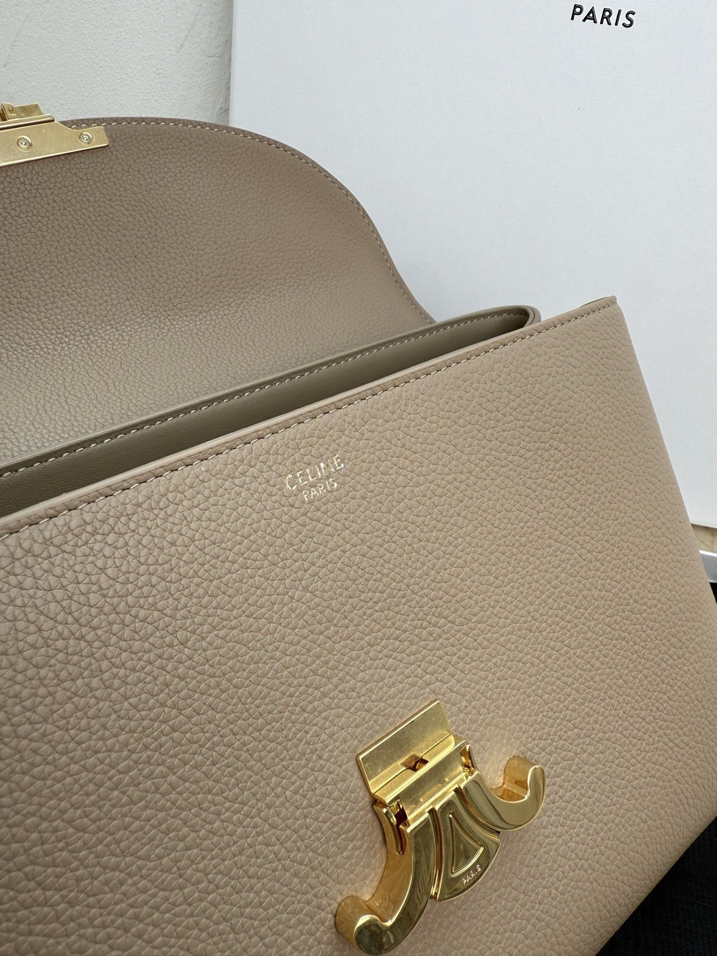 ce**e medium nino bag in S*pple graind calfskin 25x17.5x10cm