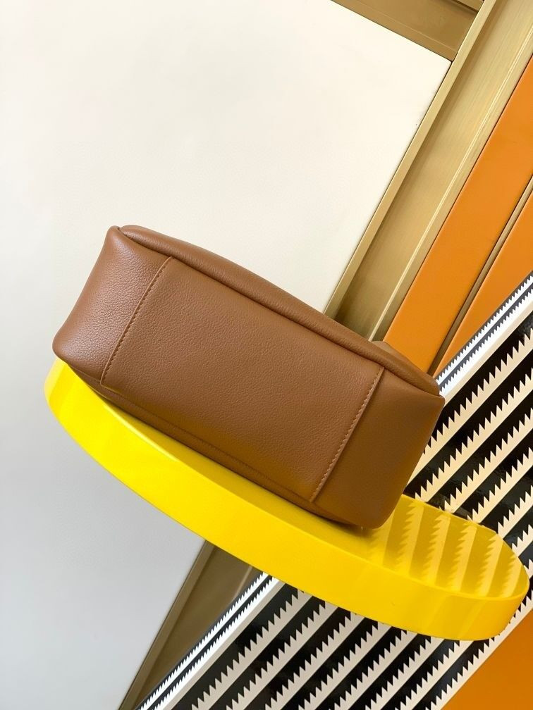 y*l le 5 À 7 S*pple small in grained leather 23 x 22 x 8.5 cm