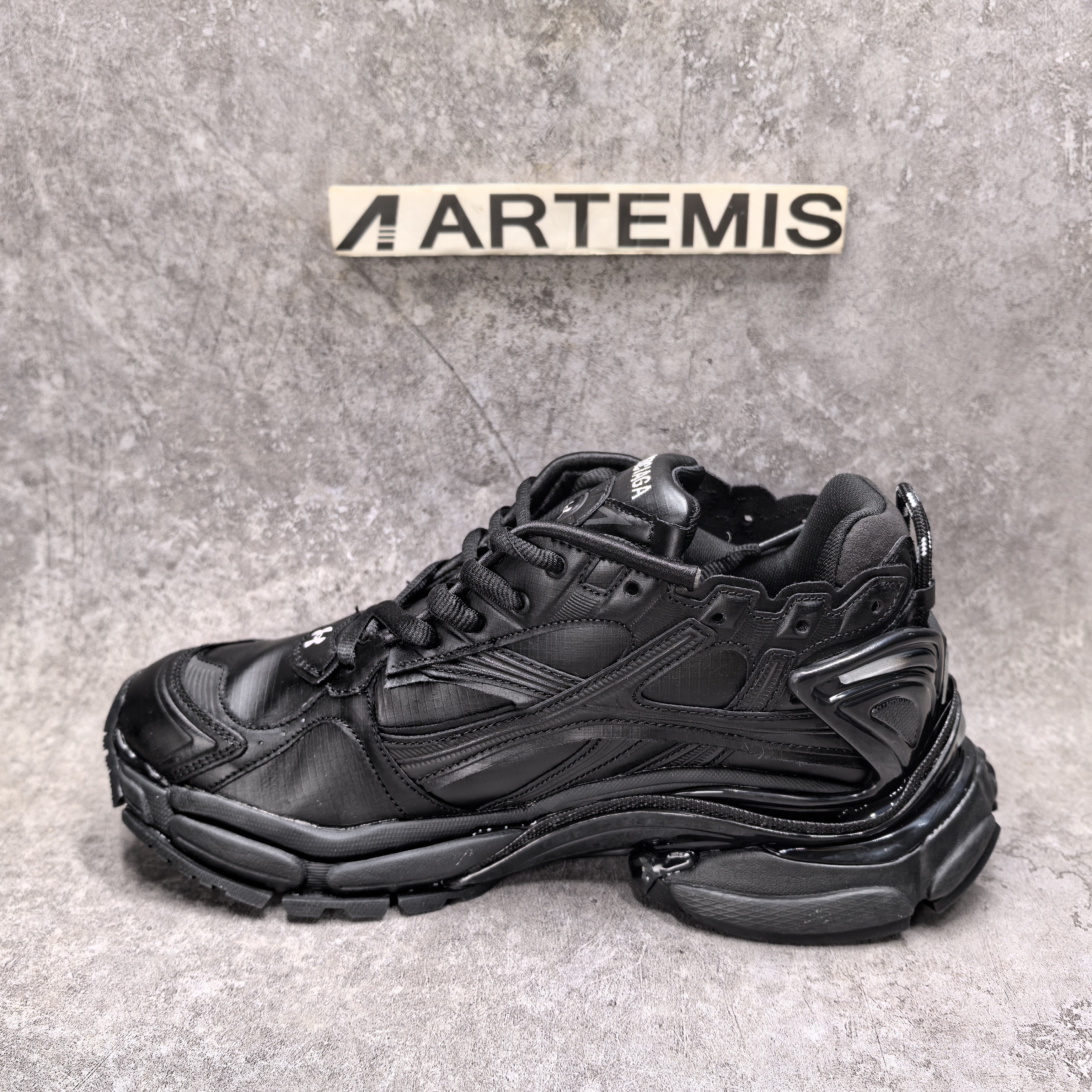 ua Ba*len*cia*ga runner sneaker