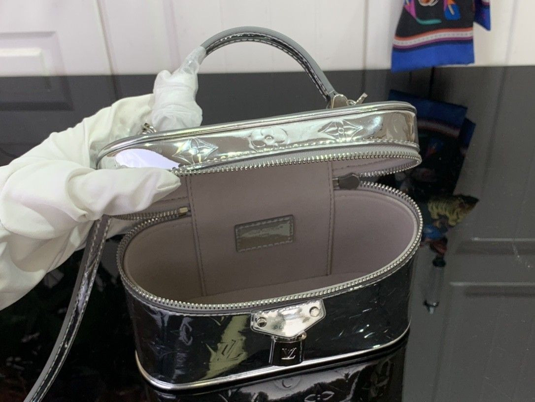 LV Vanity Chain Pouch M26097 11.5x6.5x19cm
