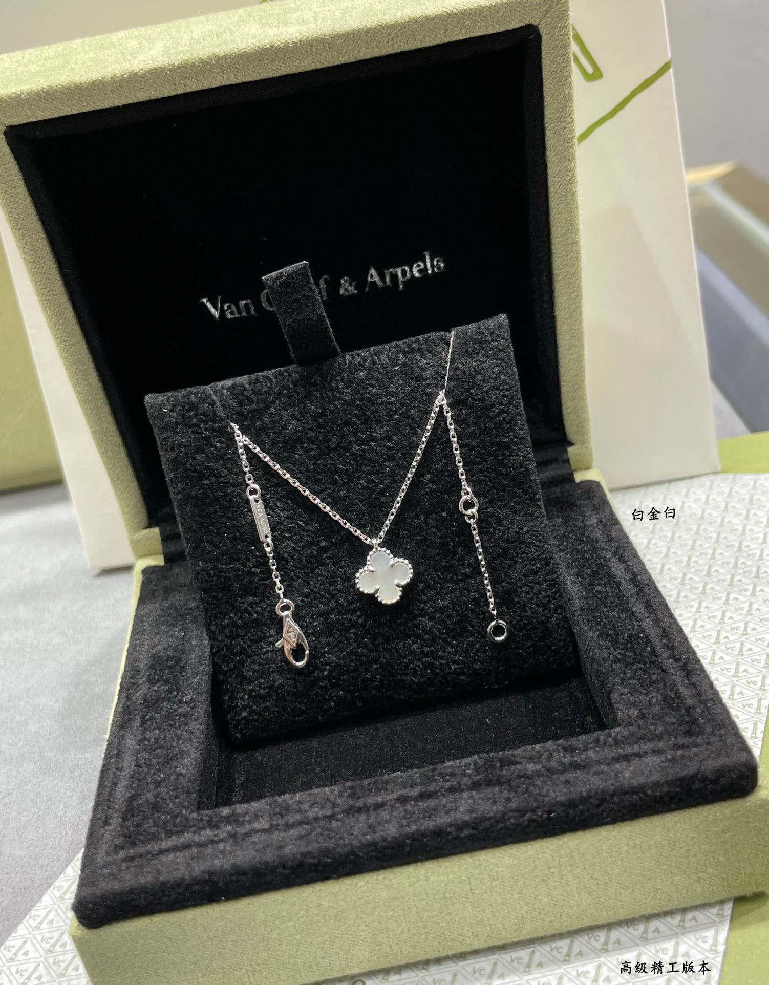 V*N CL*F & arpels mini necklace diameter approx 1.0cm,chain length approx 40+5cm