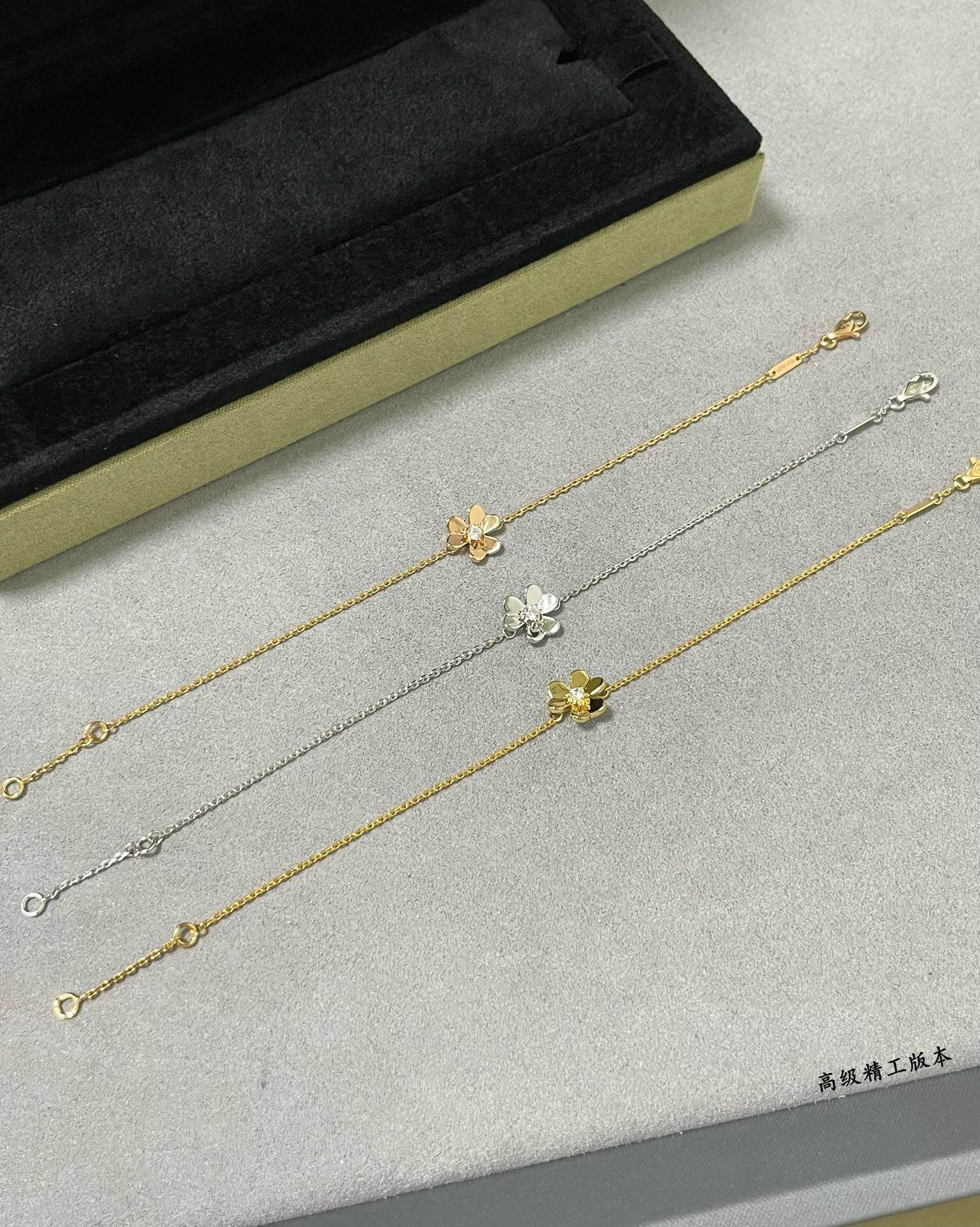 V*N CL*F & arpels mini clover bracelet