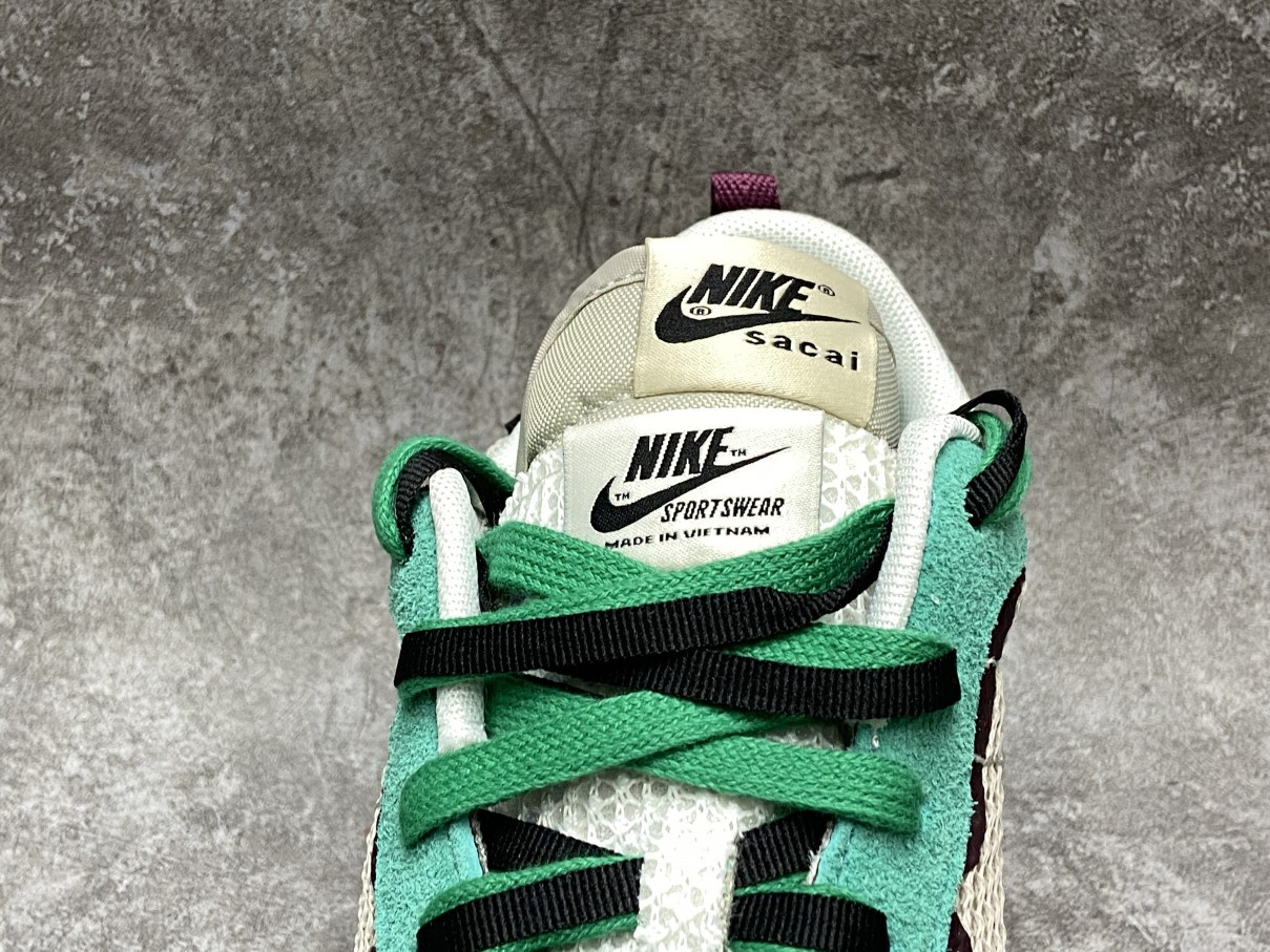 Nike Vaporwaffle Sacai Villain Red Neptune Green