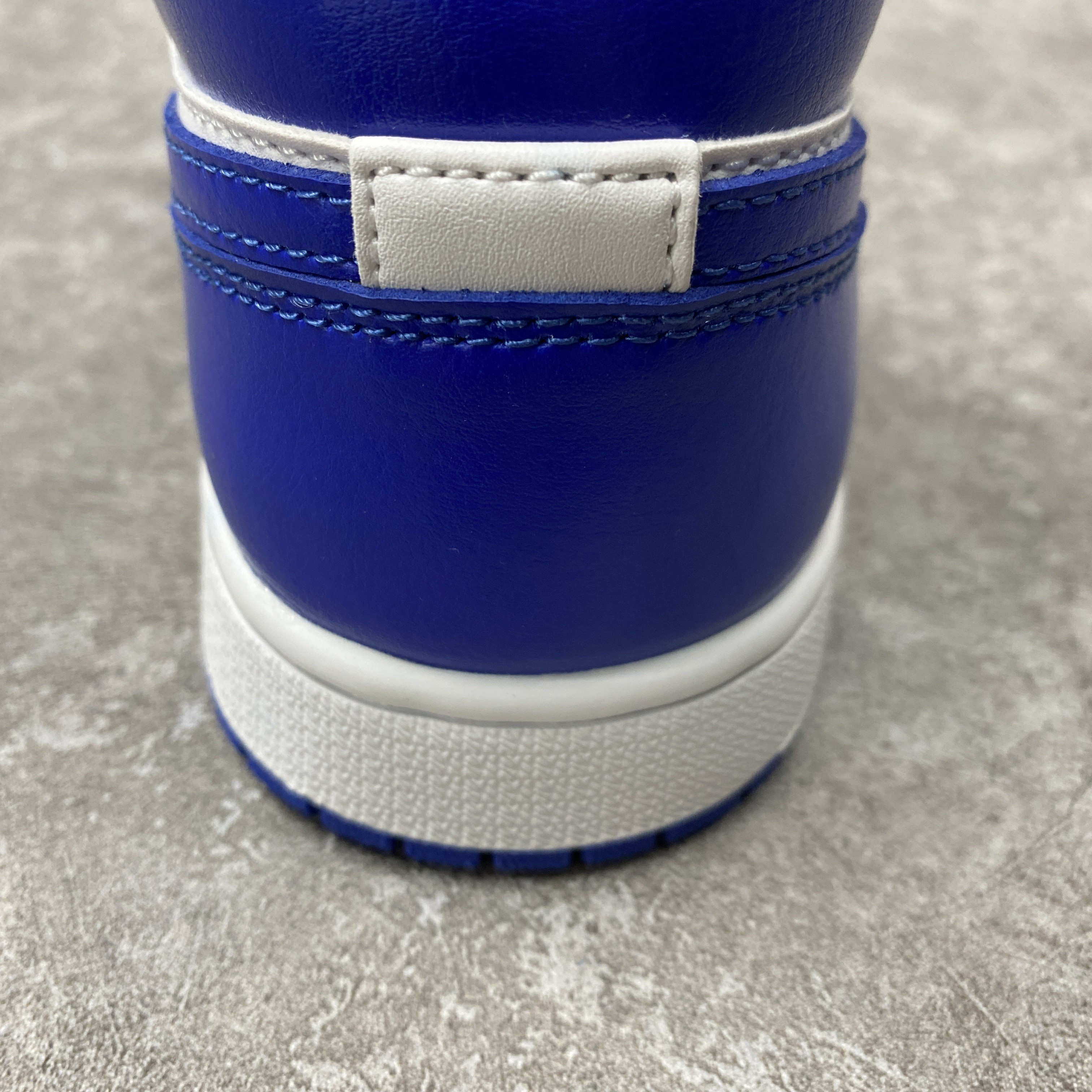 Air Jordan 1 Mid Kentucky Blue