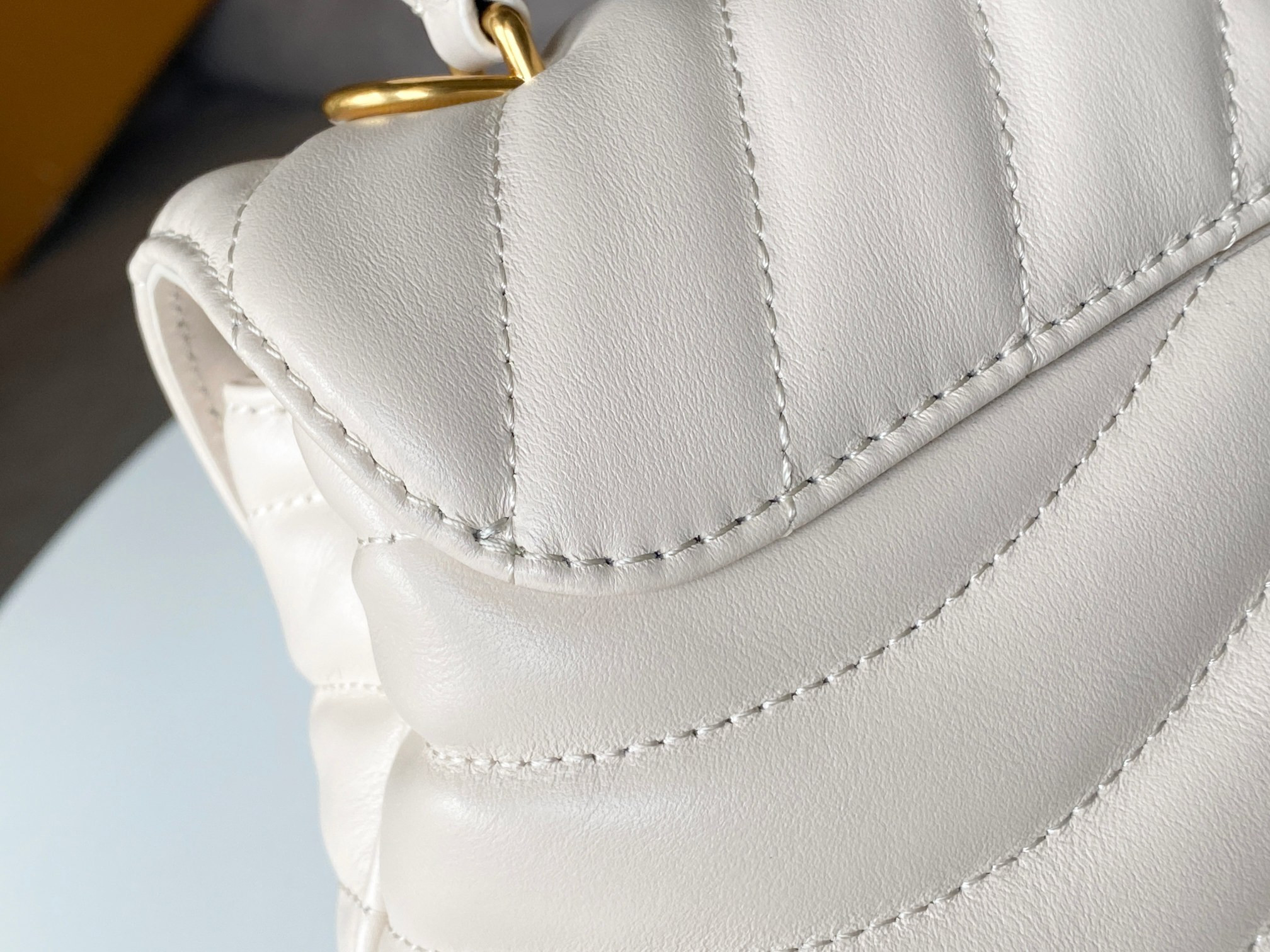 LV Hold Me M21797 23x15x10cm