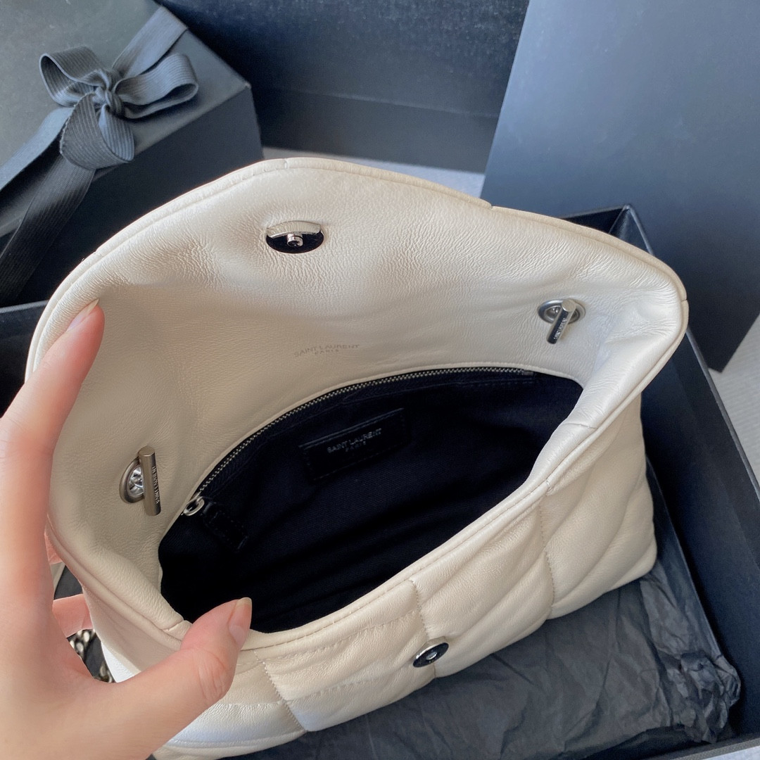 Y*L puffer in leather white silver 23 x 15.5 x 5.8 cm