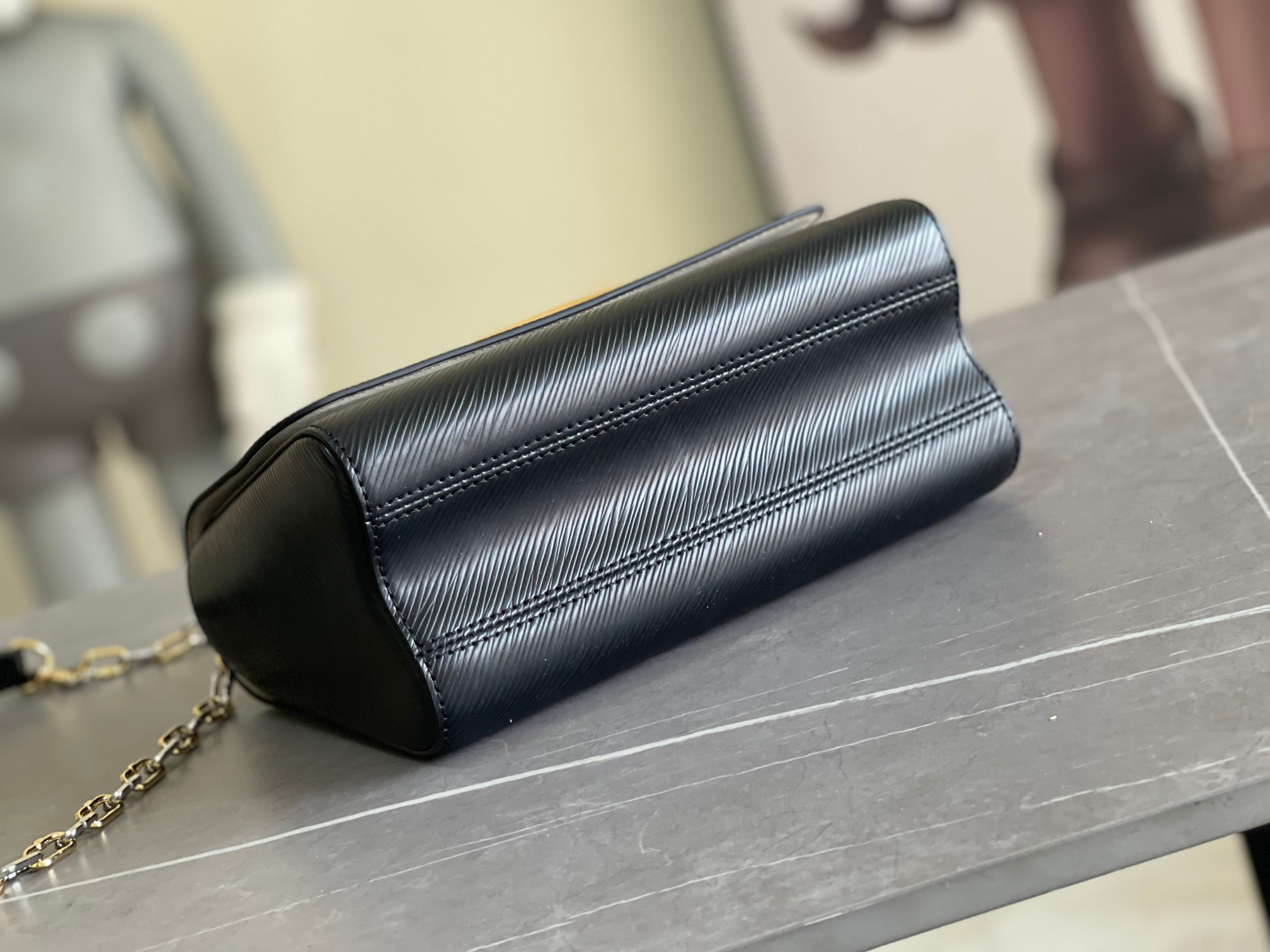 l0*is V*t0n m21025 twist mm 9.1 x 6.7 x 3.7 inches