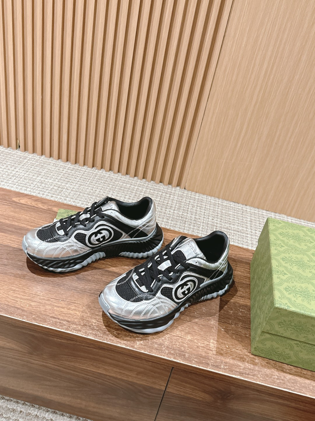 ua G*u*i ripple sneaker