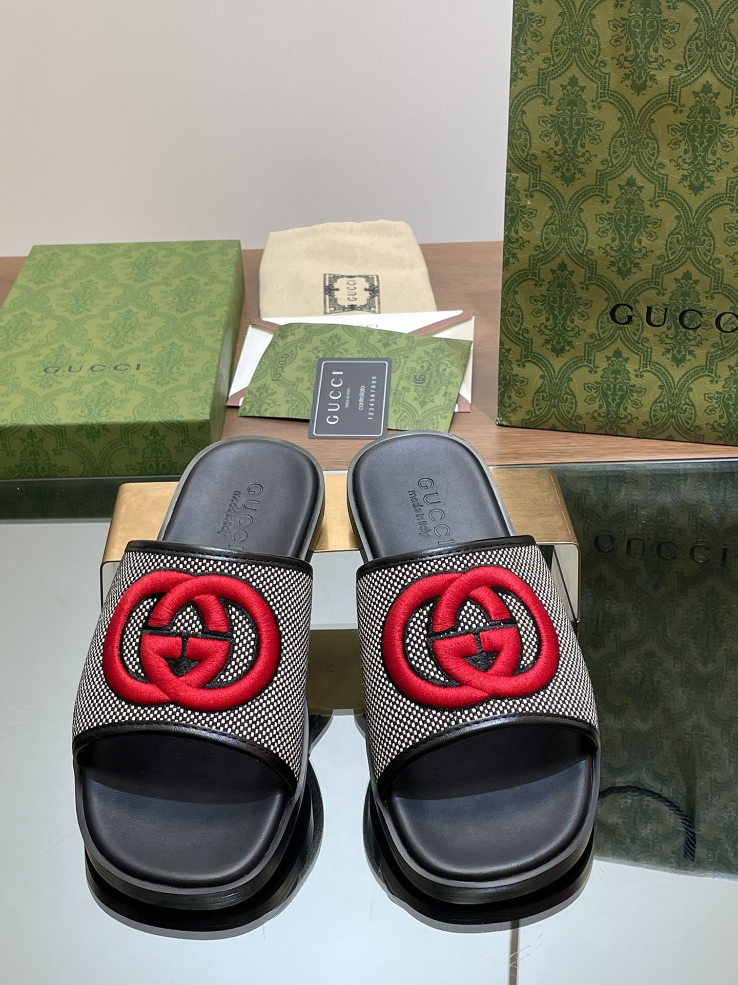 ua G*u*i interlocking g slide sandal