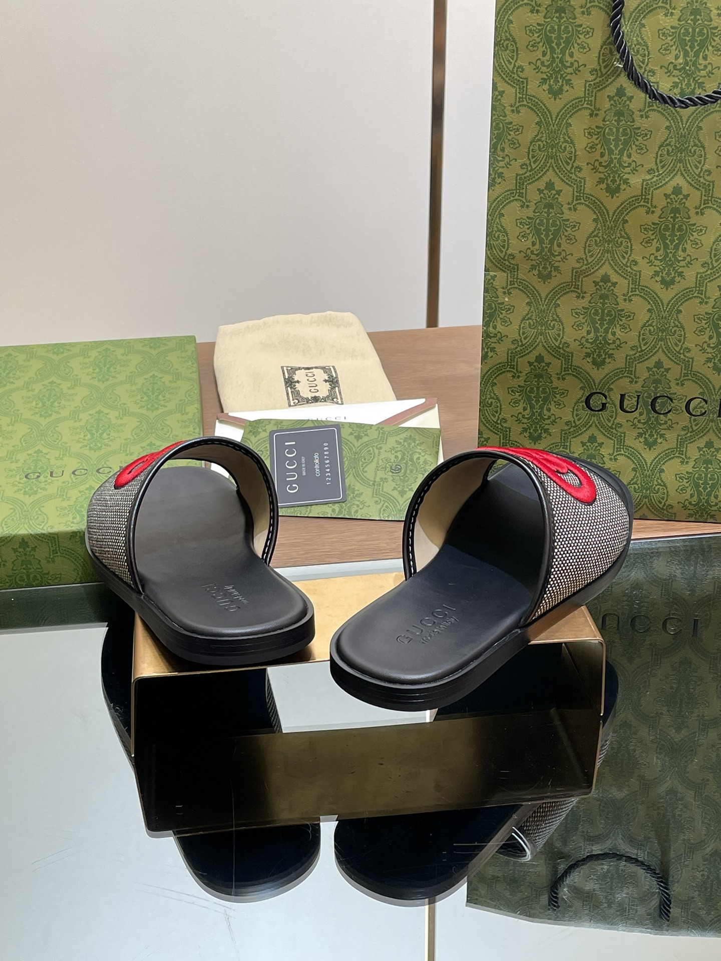 ua G*u*i interlocking g slide sandal