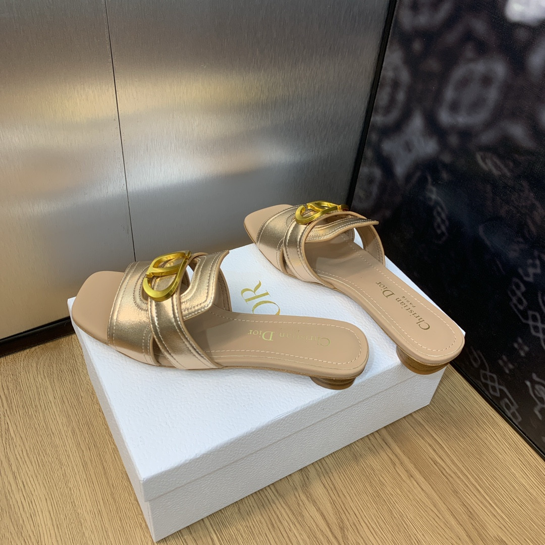 ua D*or 30 montaigne slide