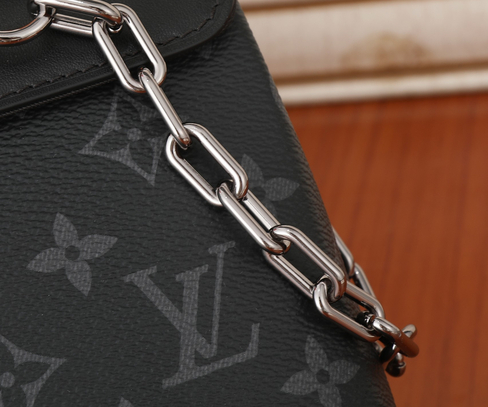 LV Nano Steamer M82774  5.9 x 7.1 x 2.8 in