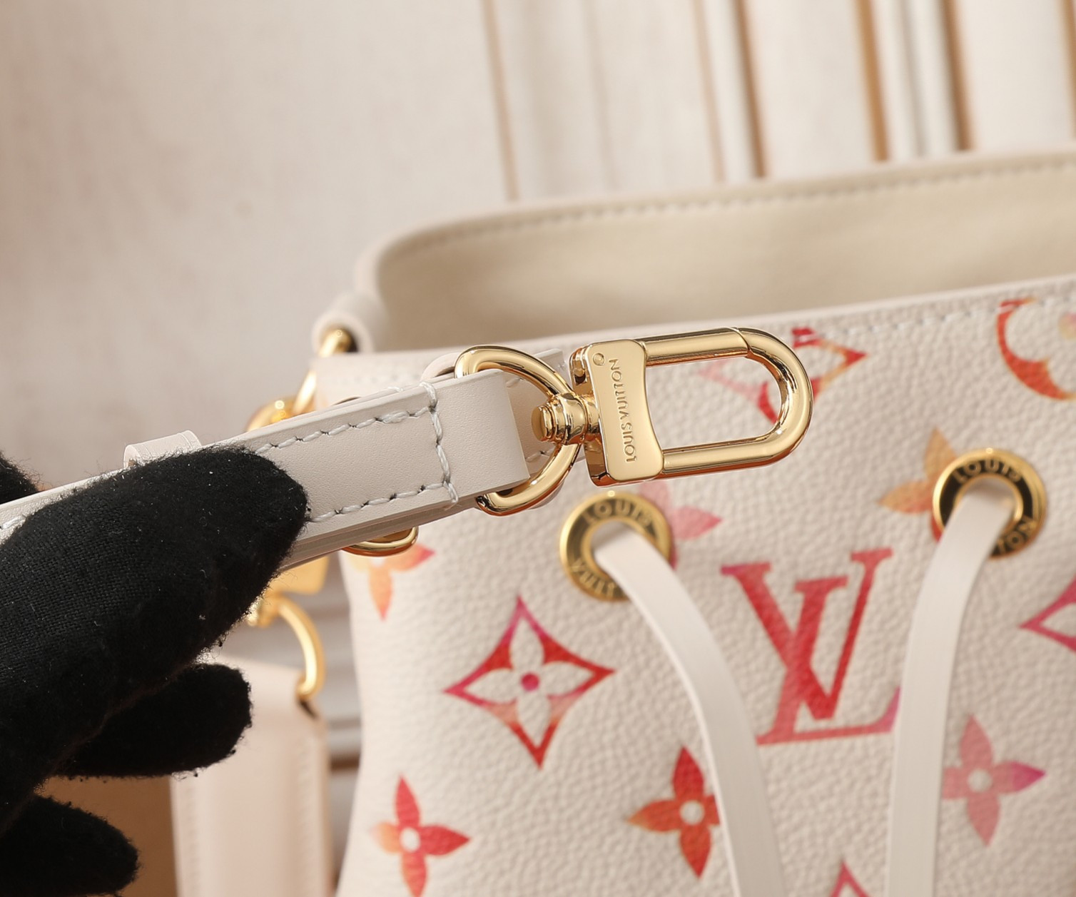 LV Néonoé BB M24649 7.9 x 7.9 x 5.1 in