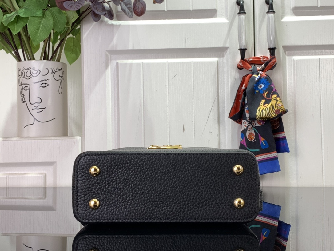 LV Capucines Mini M24689 8.3 x 5.5 x 3.1 inches