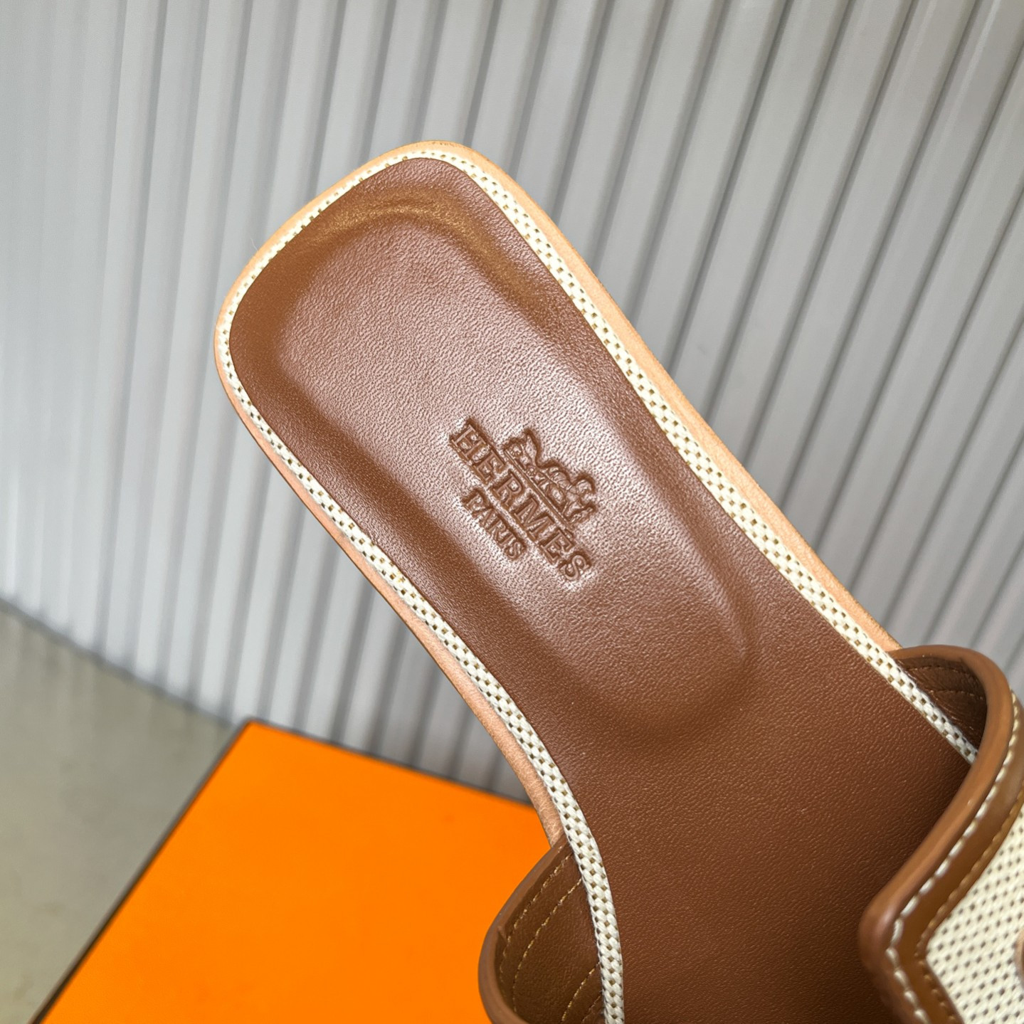 UA Hermès Oran sandal