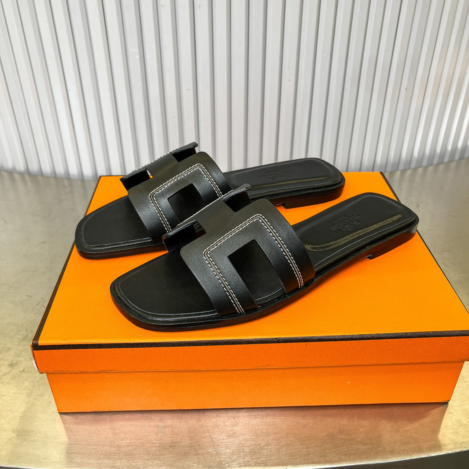 UA Hermès Oran sandal
