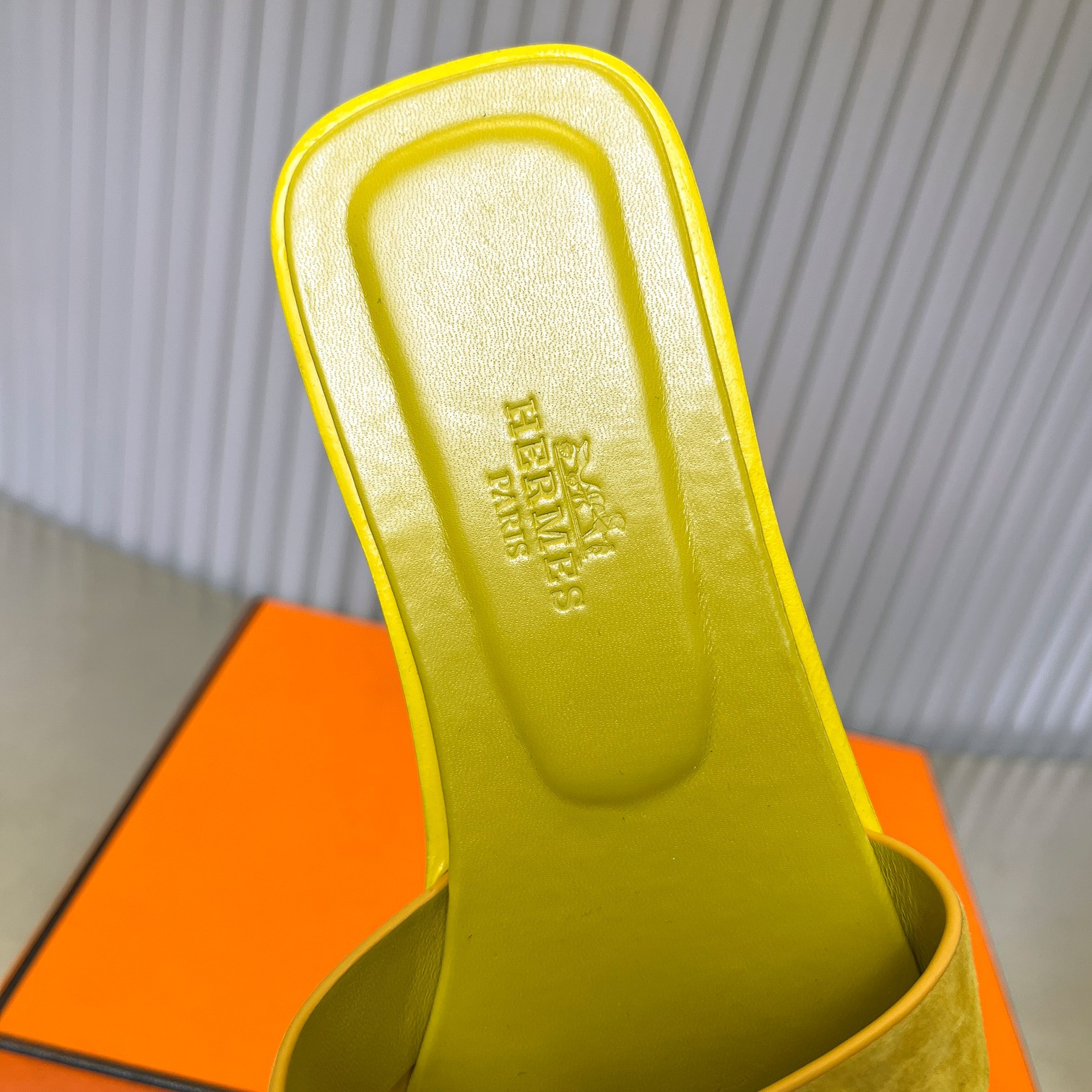 UA Hermès Oran sandal