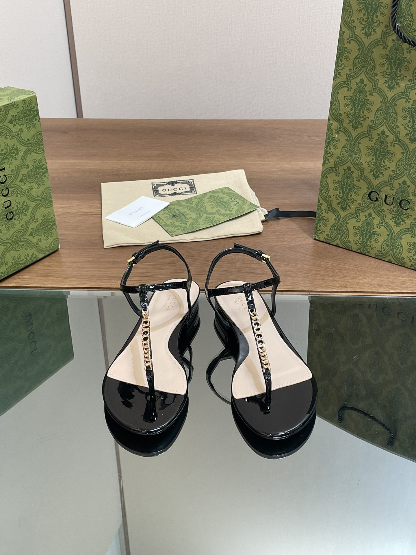 ua G*u*i signoria thong sandal