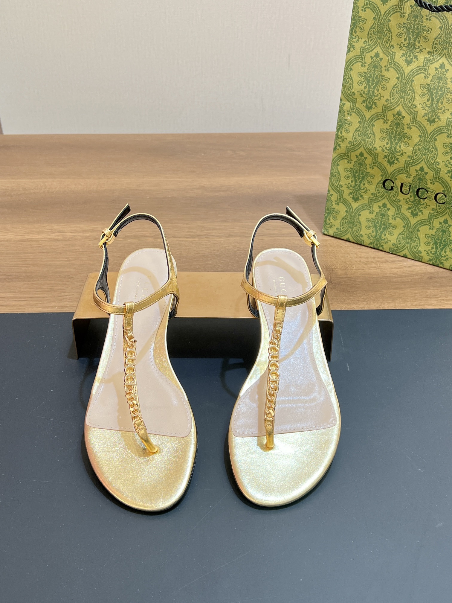 ua G*u*i signoria thong sandal