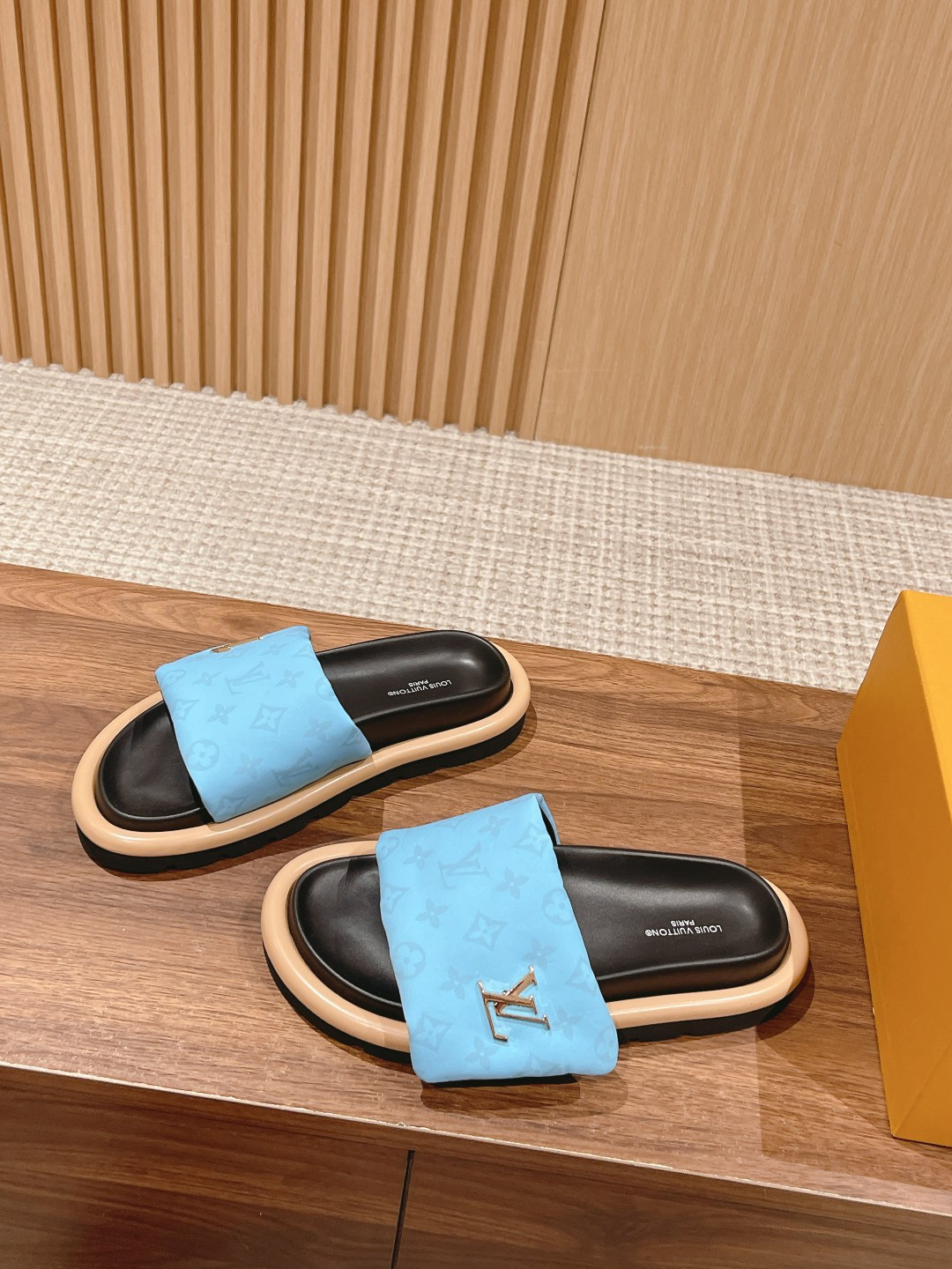 UA LV Pool Pillow Flat Comfort Mule