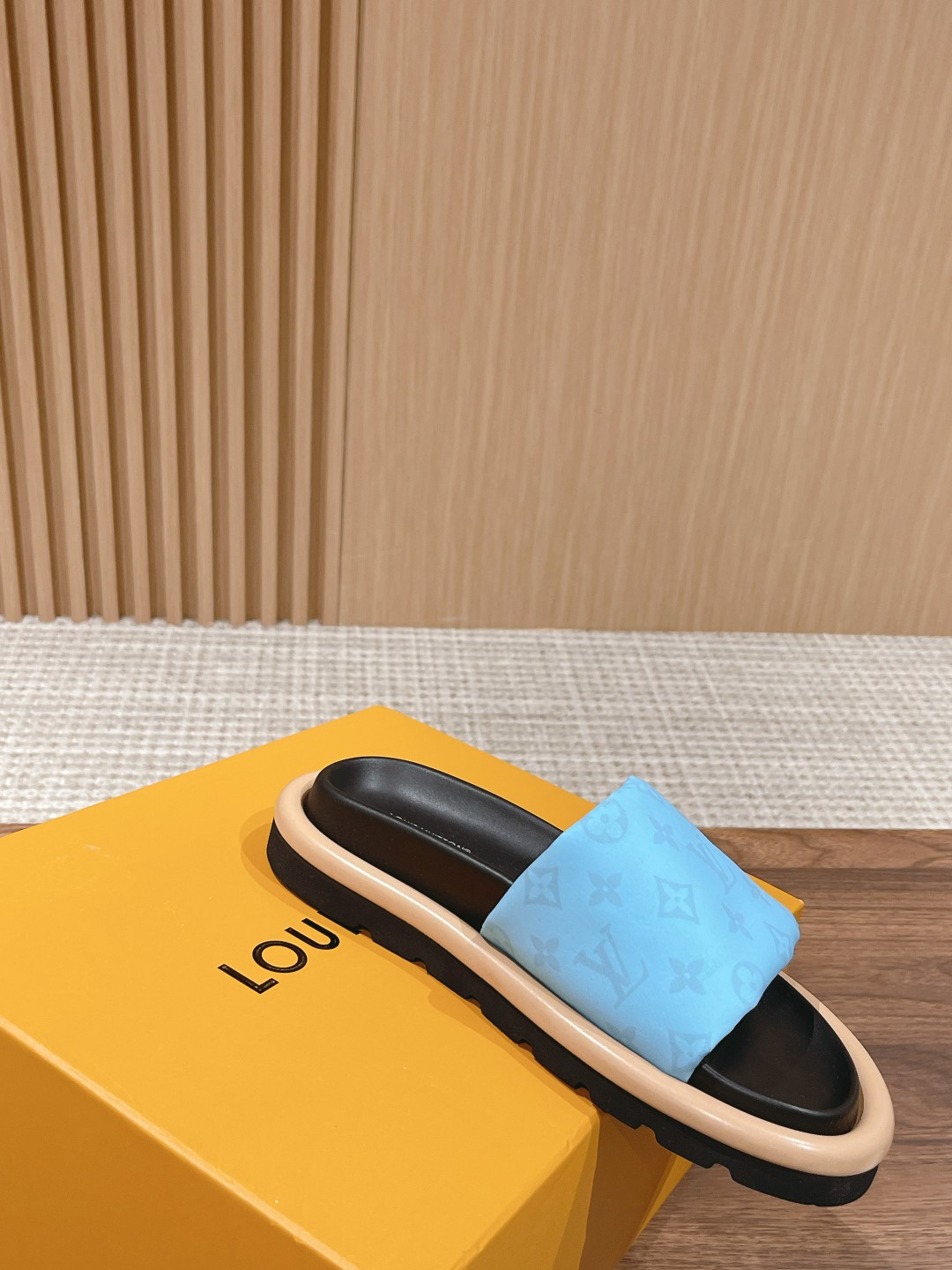 UA LV Pool Pillow Flat Comfort Mule