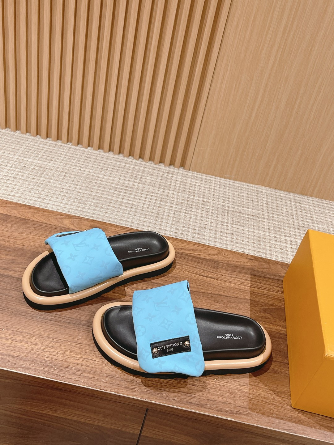 UA LV Pool Pillow Flat Comfort Mule