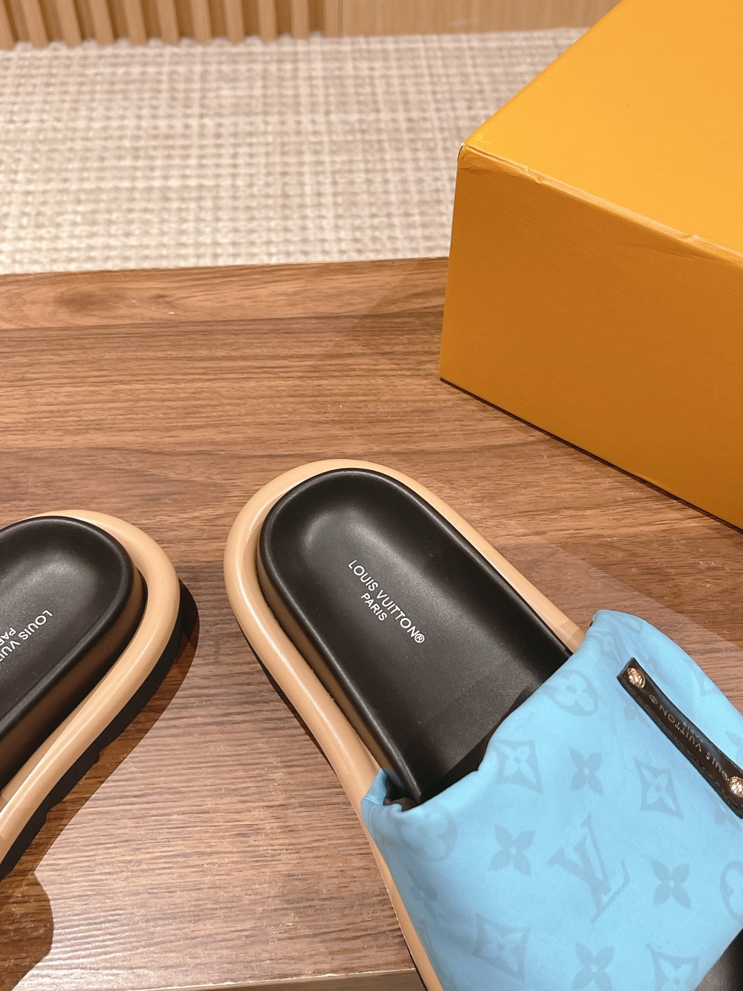 UA LV Pool Pillow Flat Comfort Mule