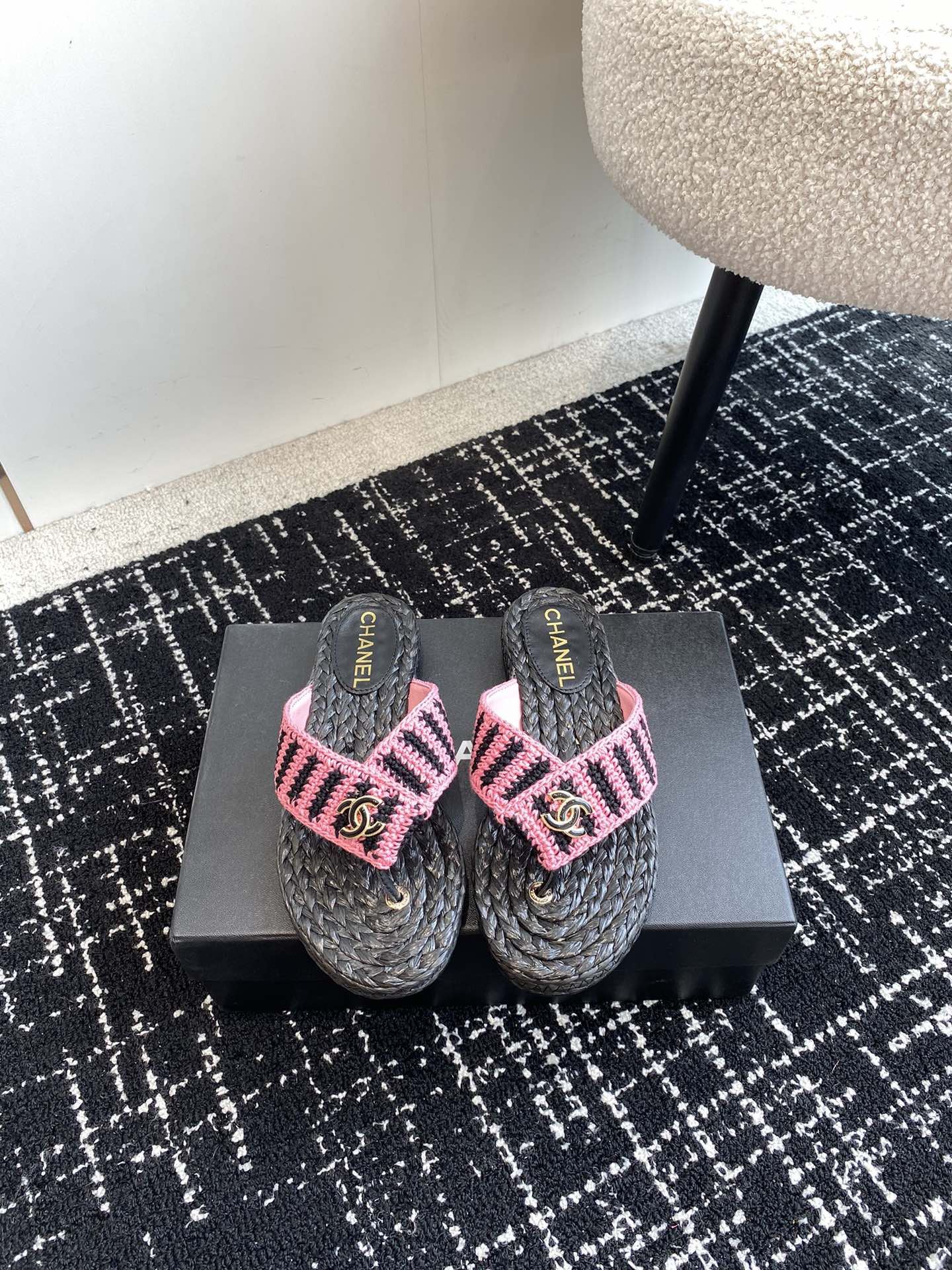 ua Ch*el thongs slides