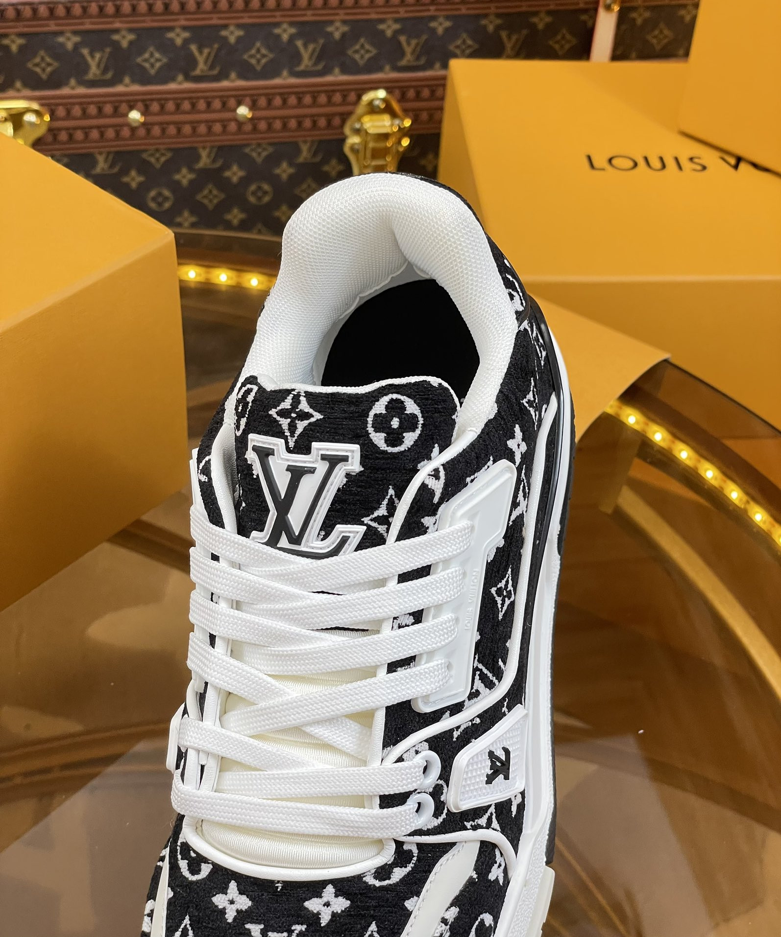 UA LV Trainer Sneaker