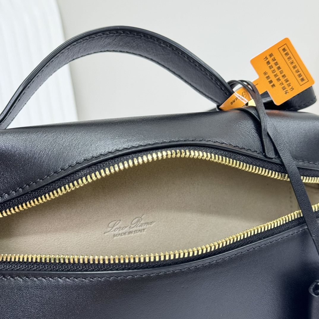 L**o p*ana extra pocket l19 smooth calfskin 11 x 19 x 6.5 cm