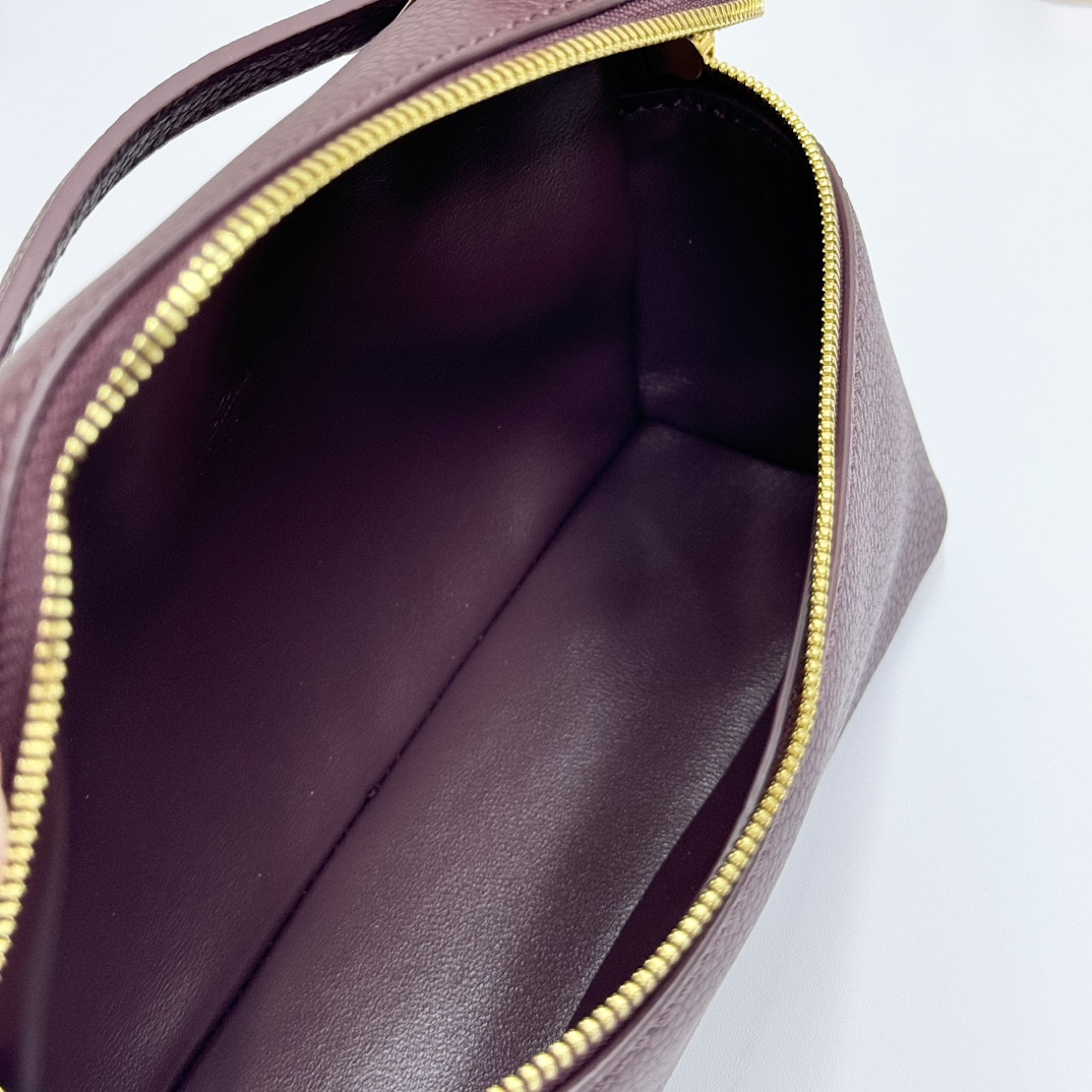 L**o p*ana extra pocket l19 grained calfskin 11 x 19 x 6.5 cm