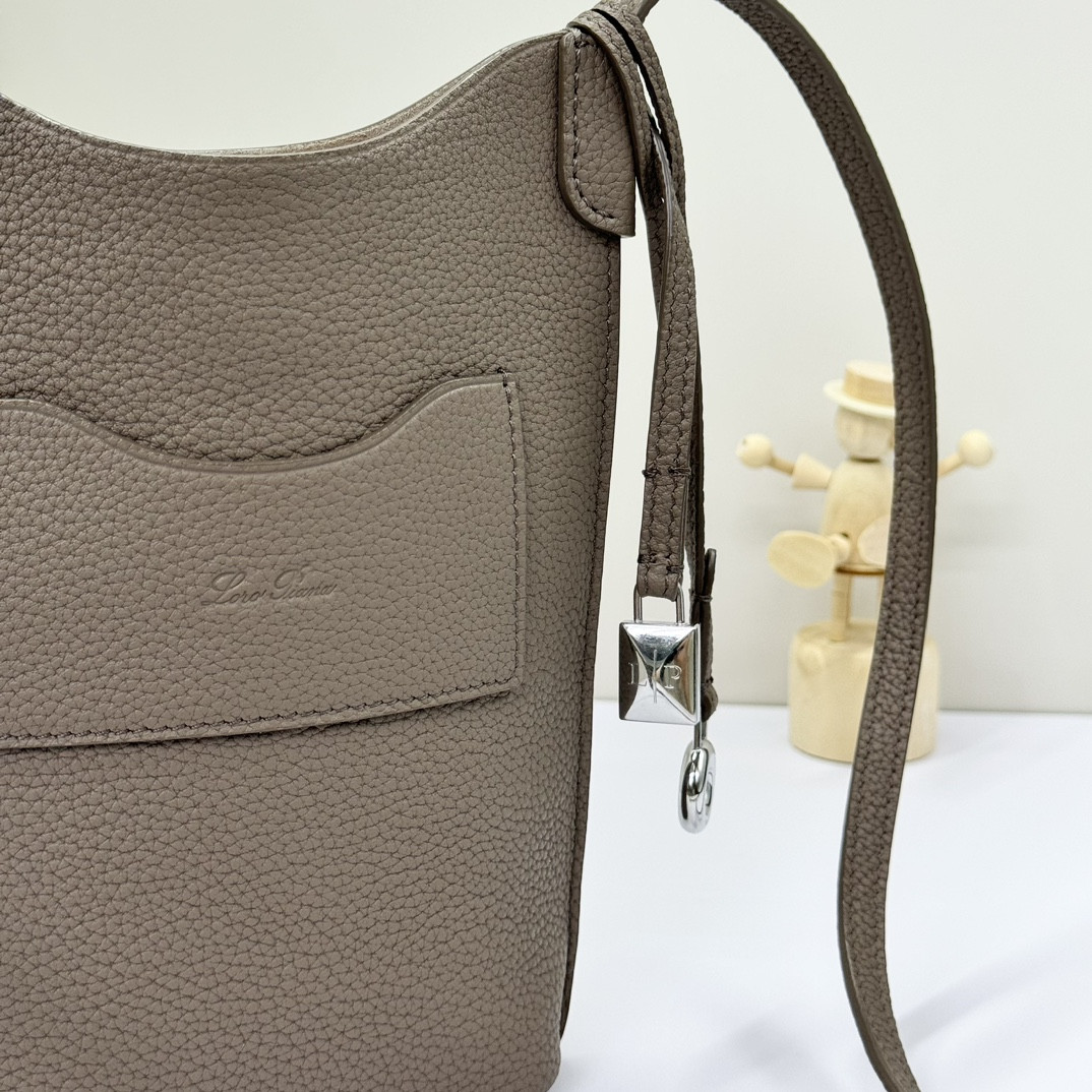 L**o p*ana mini bale bag calfskin 20x15x4cm