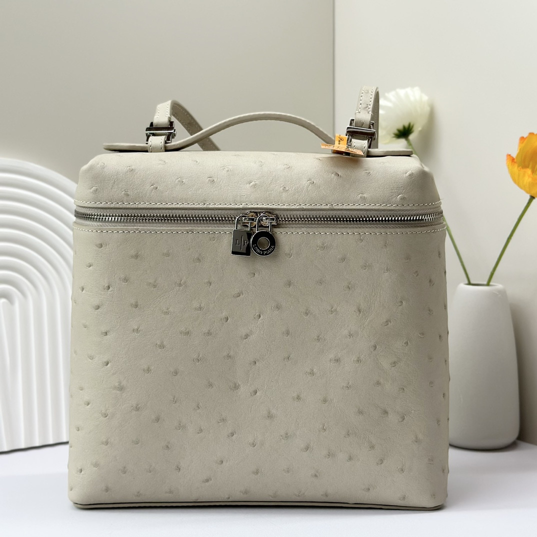 L**o p*ana extra pocket backpack l23.5 ostrich-grained leather 23 x 21 x 8 cm