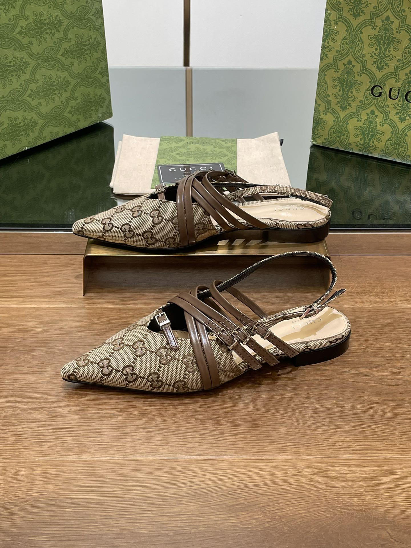 ua G*u*i strappy ballet flat