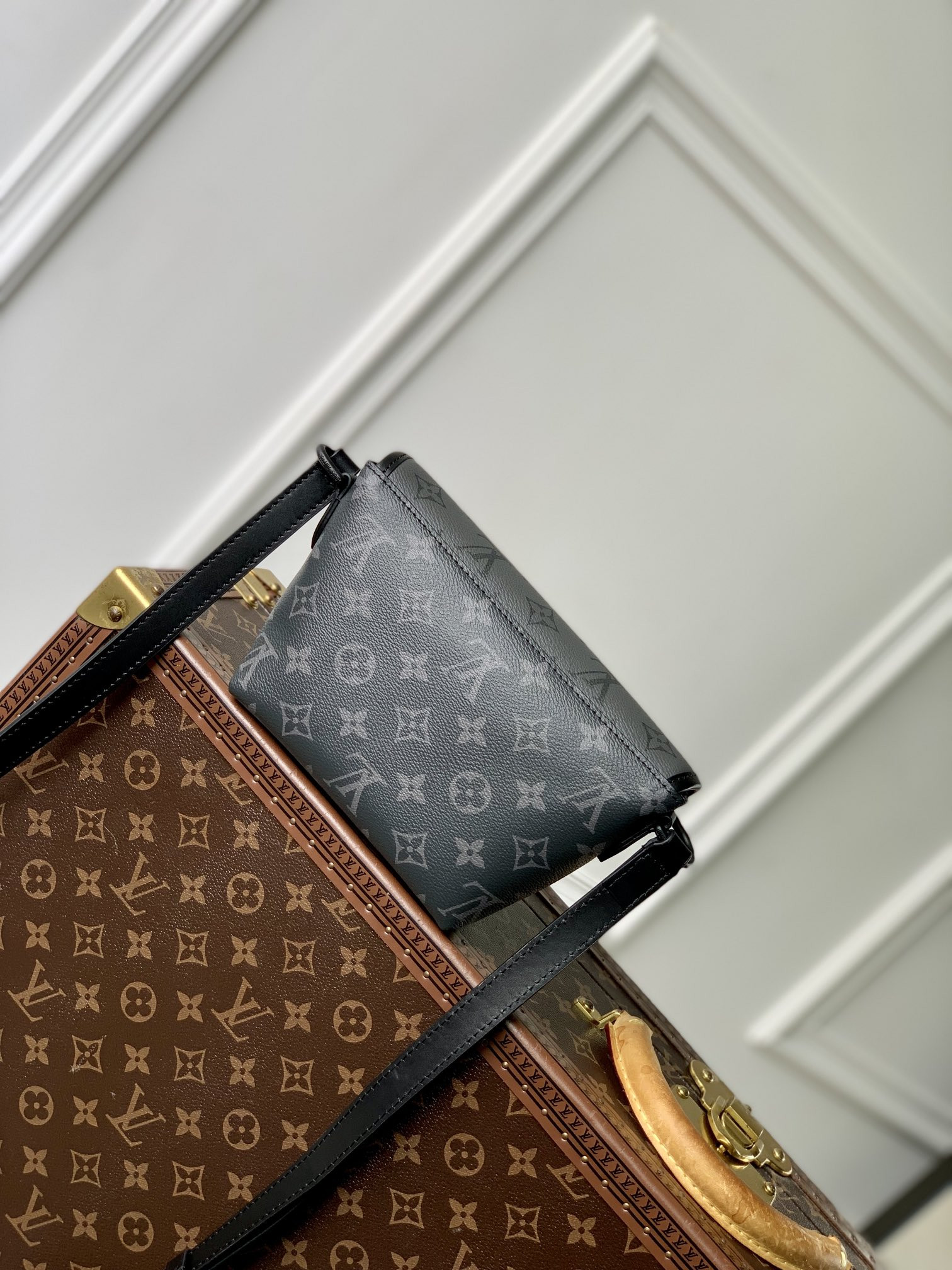 LV Pulse Wearable Wallet M12806 16 x 5 x 22.5 cm