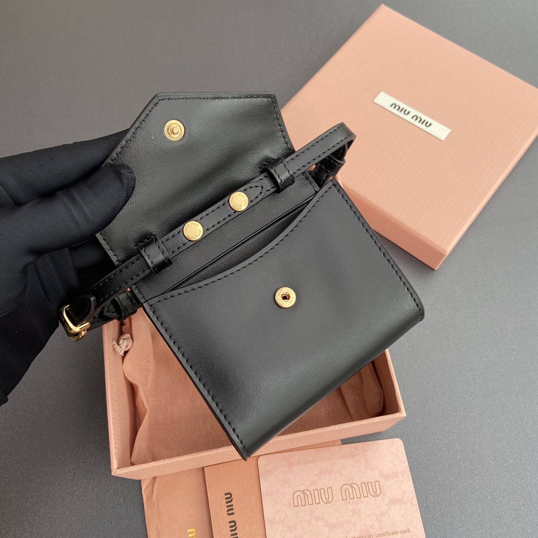 Miu Miu Leather shoulder wallet 8.5x10.5x2cm