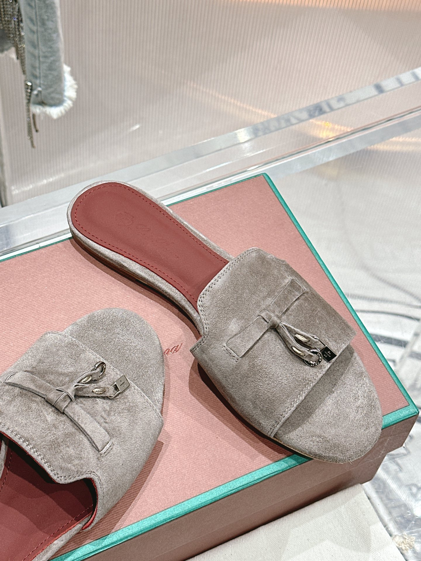 ua L**o p*ana summer charms sandal