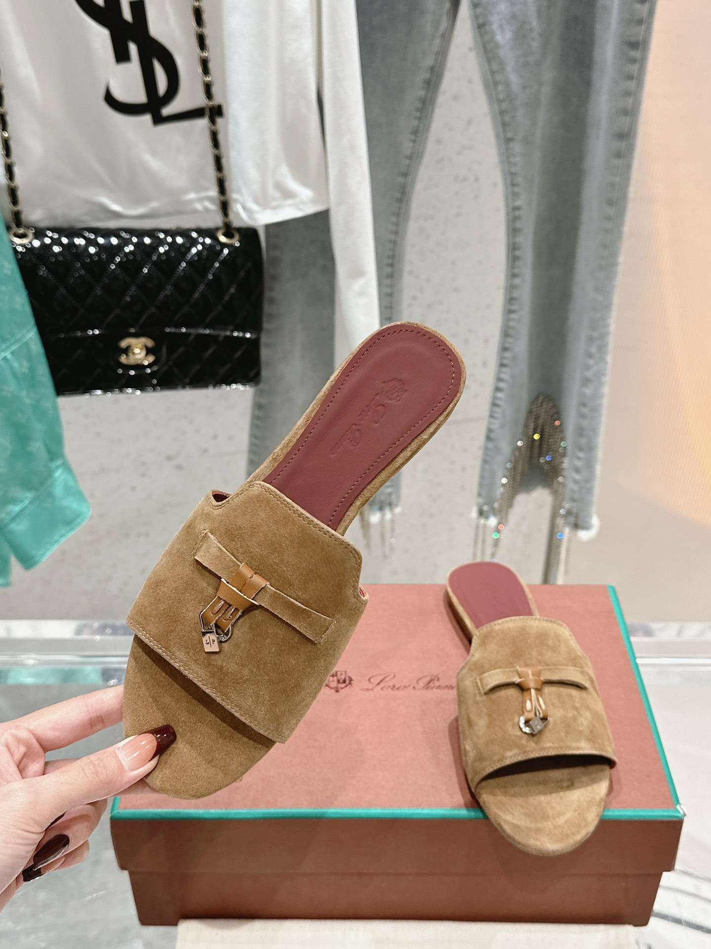 ua L**o p*ana summer charms sandal