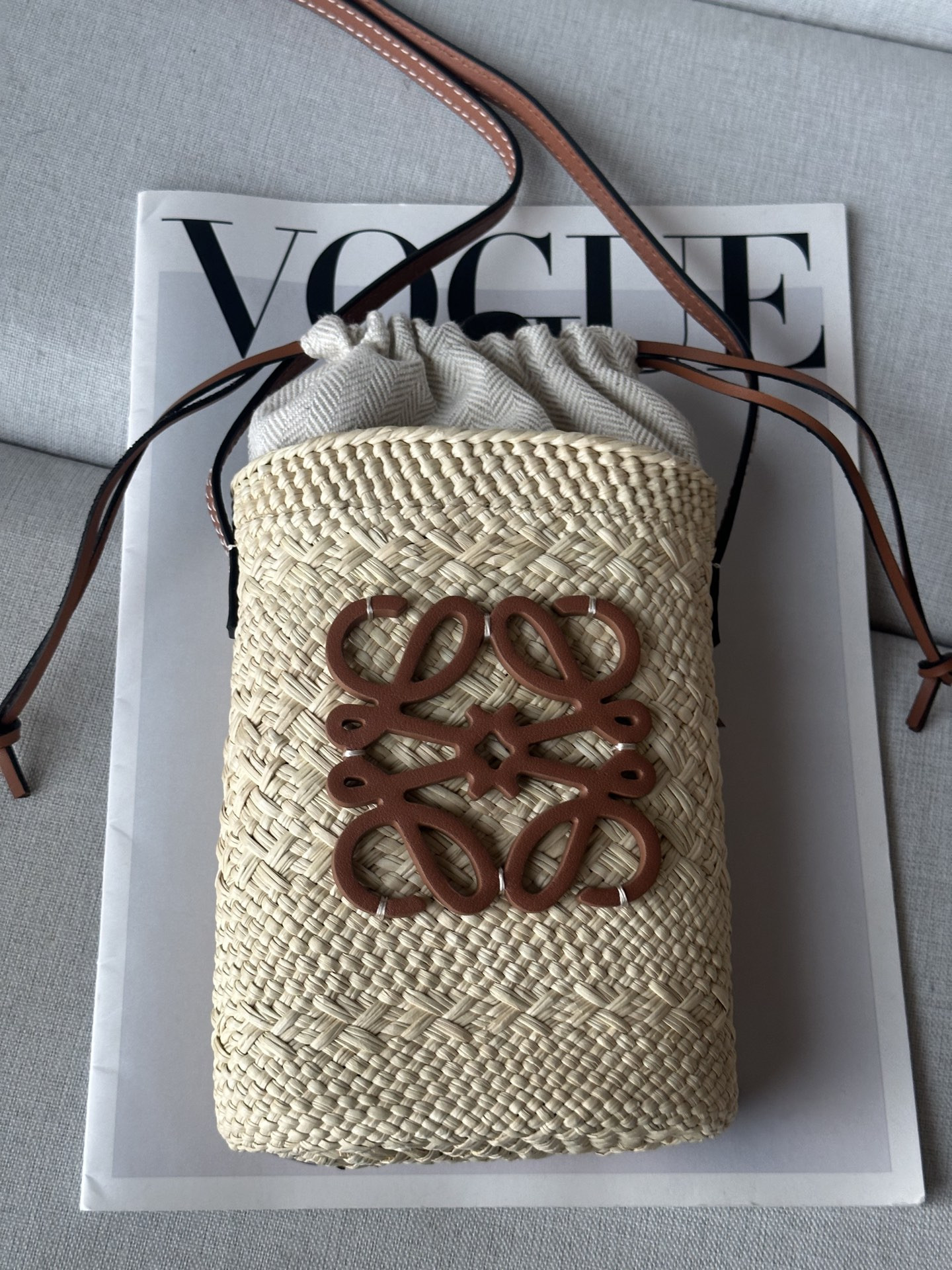 L0ew* square pocket in iraca palm and calfskin 22.5x14x6cm