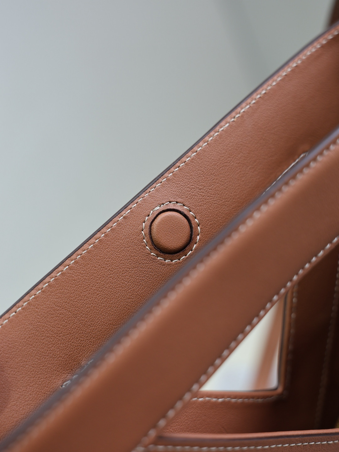 Y*L y small bucket in leather 23x29.5x3-8.5cm